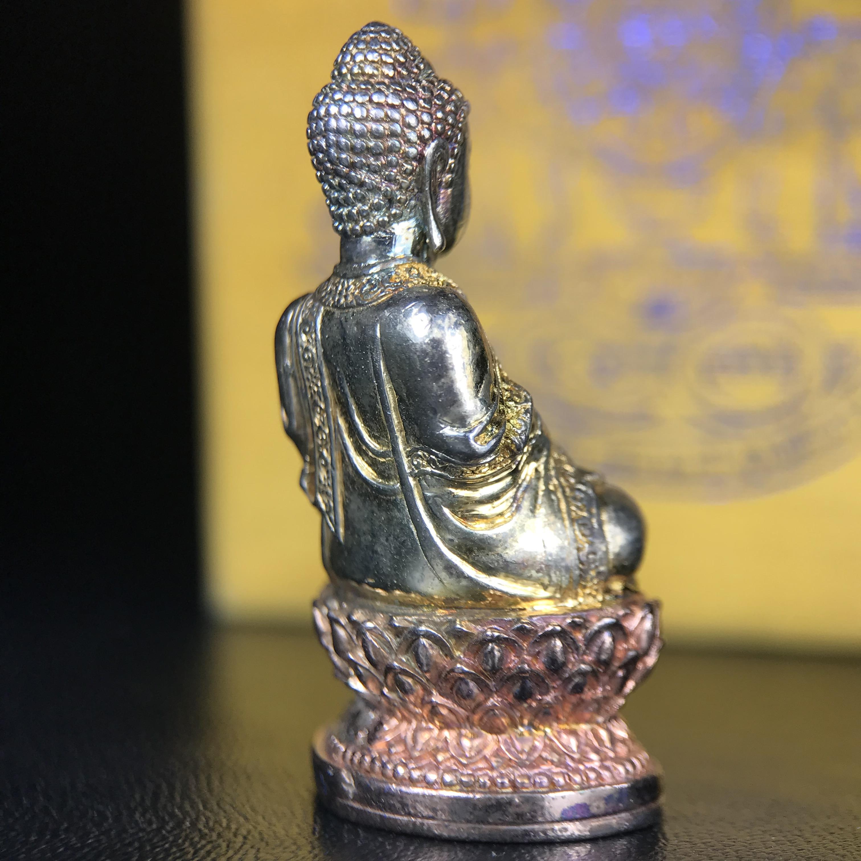 พระกริ่งจีน "ต้าเยิ่นถะ" ชุดกาญจนาภิเษกครองราชย์ 50 ปี วัดบวรนิเวศวิหาร ปี 2538 เนื้อเงินสามกษัตริย์ 99.99% สูง 3.8 ซม. (สภาพผิวสวยเดิมติดรุ้งๆ พิธีใหญ่ พุทธศิลป์งดงาม) สภาพสวยเดิมพร้อมกล่องบรรจุเดิม ***ตอกโค๊ดหมายเลข ๖๒๖๒***