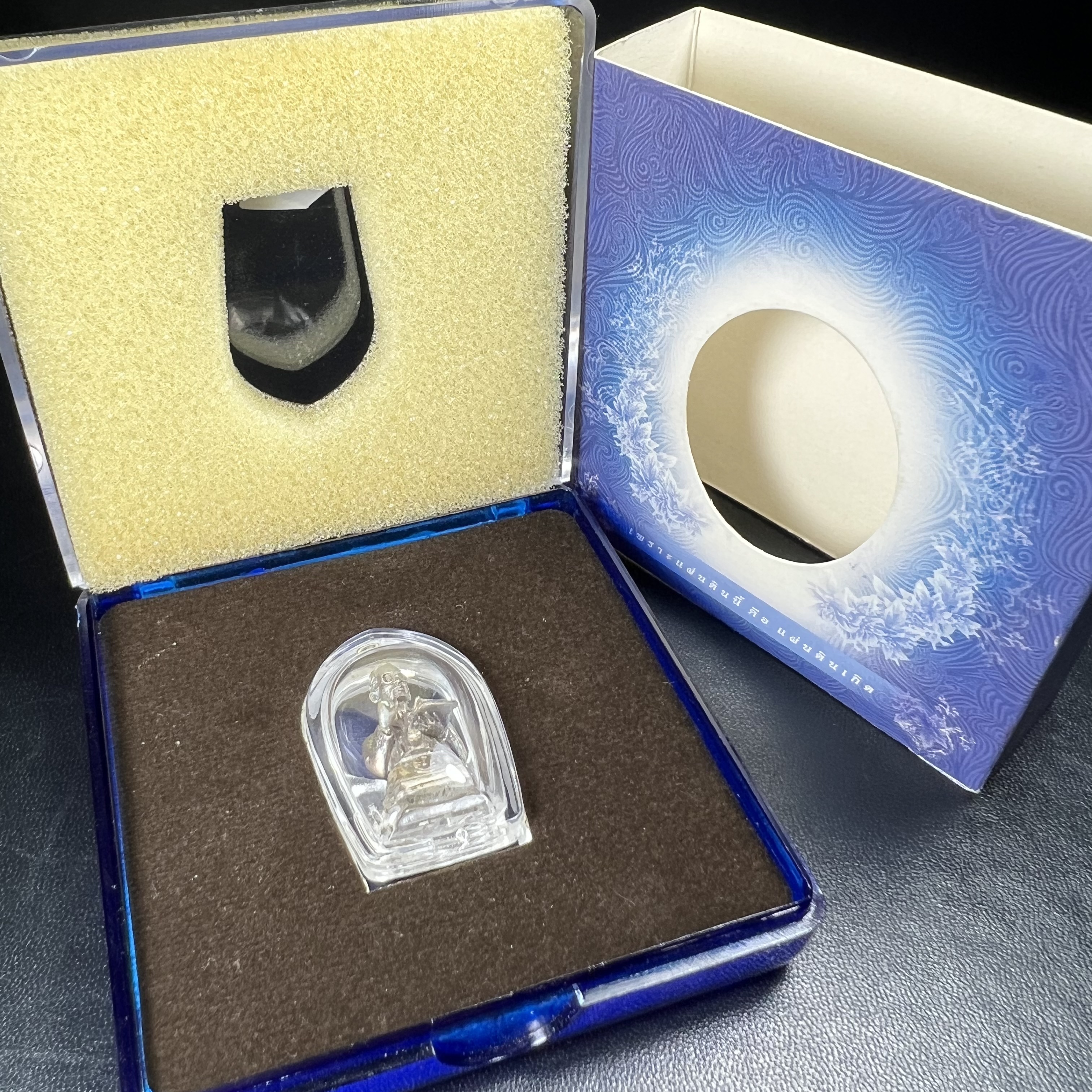 พระบรมรูปพระบาทสมเด็จพระเจ้าอยู่หัวรัชกาลที่ 9(ทรงงาน) ภปร. รุ่นเพราะแผ่นดินนี้คือแผ่นดินเกิด ปี 2551 ขนาดสูง 1 นิ้ว เนื้อเงิน(ผิวเดิมขึ้นสีรุ้งธรรมชาติสวยมาก)(ด้านหน้า ฐานพระบรมรูปฯ ประดิษฐานอักษรพระปรมาภิไธย ภ.ป.ร.)นิยมหายาก(1 ใน 5000 องค์)