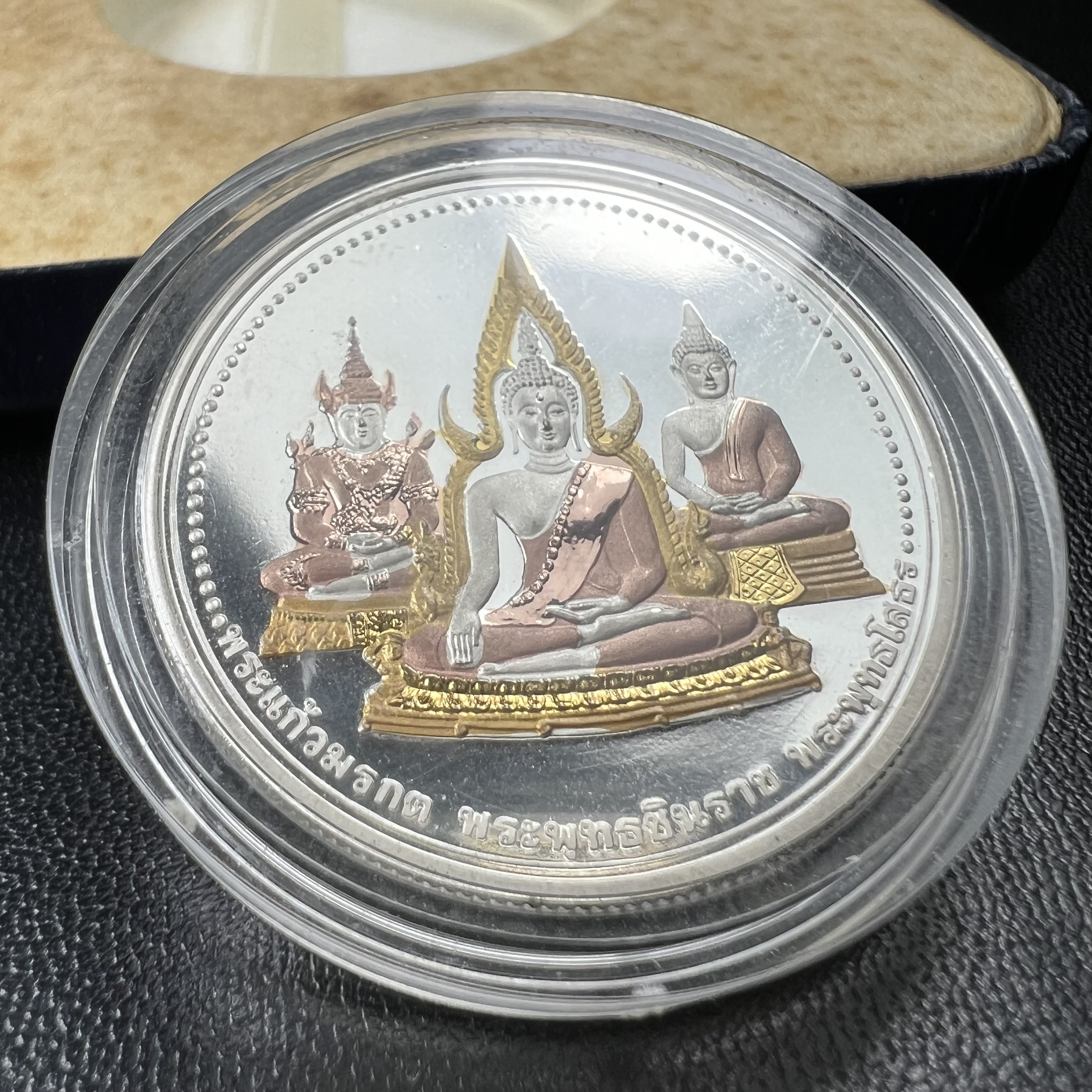 เหรียญพระแก้วมรกต พระพุทธชินราช พระพุทธโสธร รุ่นพุทธบารมี ปี 2540 เนื้อเงินขัดเงา 99.9% ชุบ 3 กษัตริย์ พร้อมกล่องบรรจุเดิม พิธีพุทธาภิเษก 2 พิธี มหามงคล (พระพุทธคู่บ้านคู่เมือง รูปแบบเหรียญสวยงดงามมาก พิธีใหญ่ เป็นที่นิยม)สร้างน้อยหายาก 1 ใน 500 เหรียญ