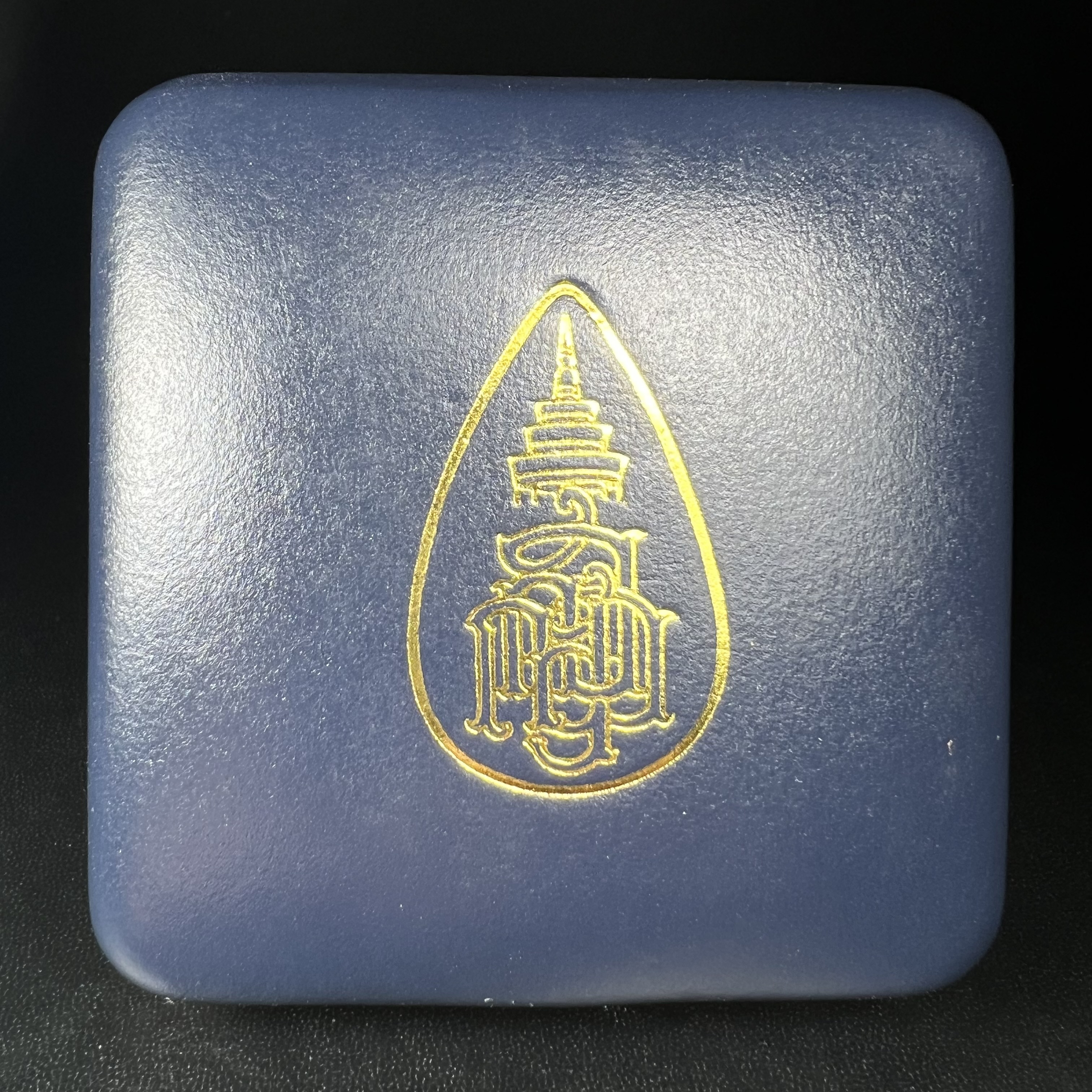 พระกริ่ง-พระชัยวัฒน์ ไพรีพินาศ ญสส.รุ่น นวฤทธิ์โภคทรัพย์ ปี 2544 อุดผงพุทธคุณ บรรจุมวลสารจิตรลดา และเส้นพระเกศาของสมเด็จพระญาณสังวร พระสังฆราชฯ พร้อมกล่องบรรจุเดิม เนื้อนวโละผิวปัดแต่ง(นำฤกษ์) ชุดหมายเลข ๑๙(1ใน 999 ชุด) หายากพบเจอน้อยมาก