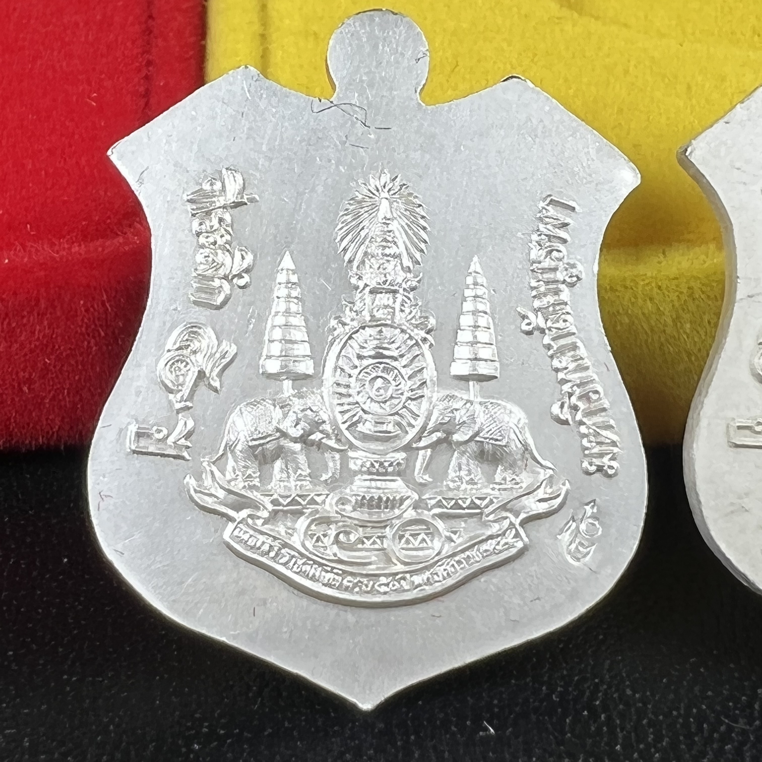เหรียญหลวงพ่อโสธร ภปร. รุ่นกาญจนาภิเษก จัดสร้างในมงคลวโรกาสที่พระบาทสมเด็จพระเจ้าอยู่หัวรัชกาลที่9 เสด็จเถลิงถวัลย์สิริราชสมบัติ ครบ 50 ปี ในพุทธศักราช 2539 เนื้อเงินลงยา(สีแดง สีเหลือง สีน้ำเงิน สีเขียว)ครบชุดรวม 4 เหรียญ(พิธีใหญ่เข้มขลัง)1 ใน 9950 ชุด