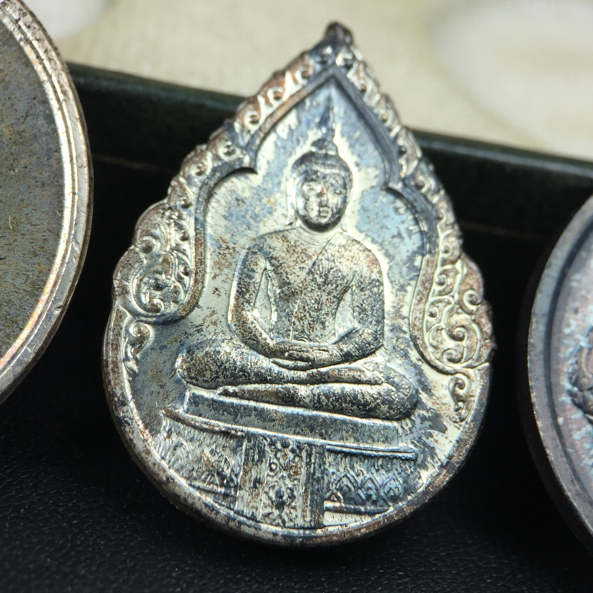 เหรียญพระแก้วมรกตหลัง ภปร. ฉลองกรุงรัตนโกสินทร์ครบ 200 ปี พ.ศ.2525 เนื้อเงิน(ผิวเดิม สวย)กล่องบรรจุเดิมครบ3พิมพ์(บล็อกพระราชศรัธา)(ในหลวงรัชกาลที่9 เสด็จในพิธี)ชอบเก็บแบบผิวเดิมๆชุดนี้เลยแนะนำ ผิวเดิมสวยมาก เสน่ห์พระเนื้อเงิน