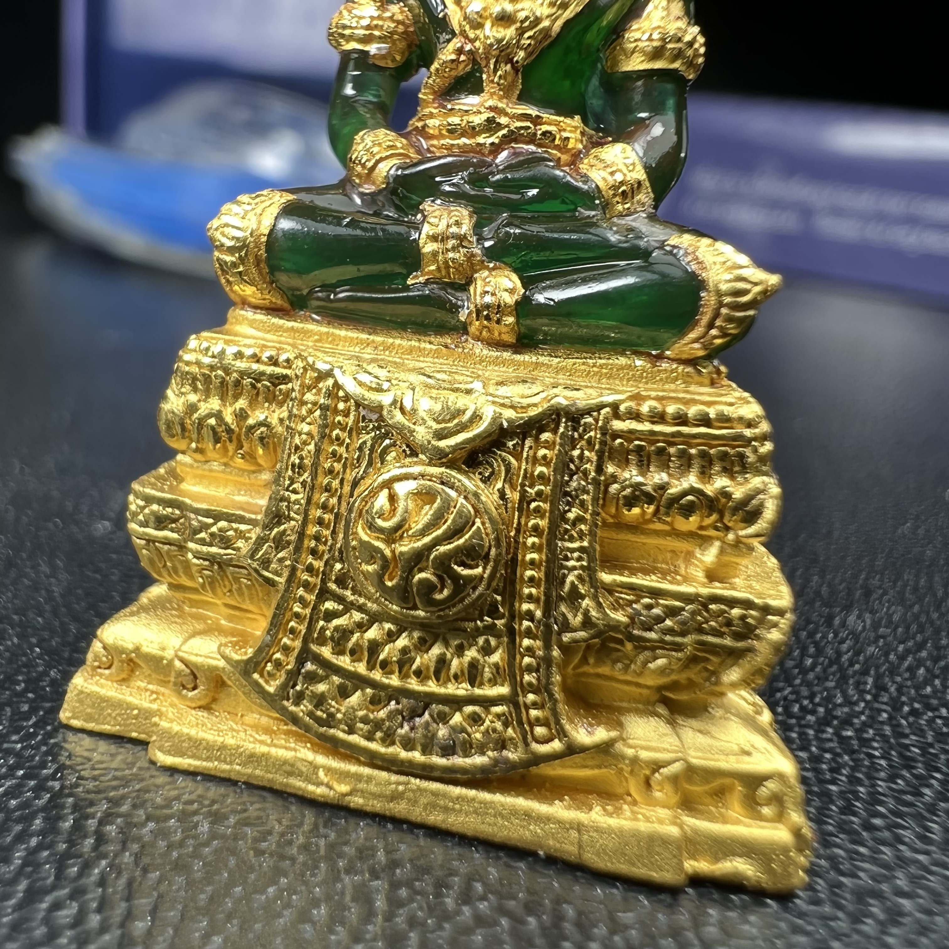 พระแก้วมรกต ภปร. จัดสร้างโดย รพ.ภูมิพลฯ ปี2547 ลอยองค์ขนาดหน้าตัก 1/2 นิ้ว เนื้อเรซิ่นหุ้มทองคำ99.99 งดงามทรงคุณค่าอีกหนึ่งรุ่นยอดนิยม หายาก