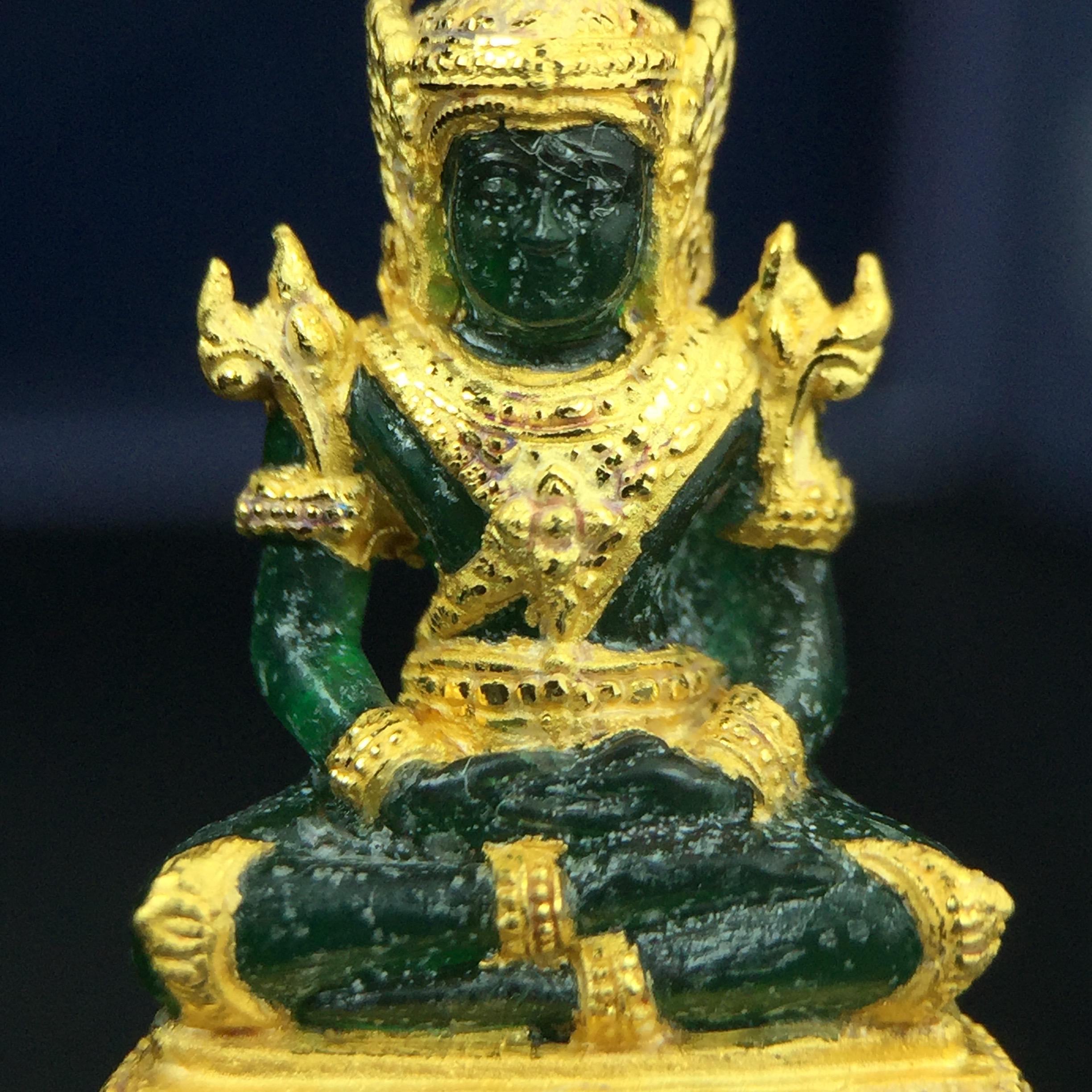 พระแก้วมรกต ภปร. จัดสร้างโดย รพ.ภูมิพลฯ ปี2547 ลอยองค์ขนาดหน้าตัก 1/2 นิ้ว เนื้อเรซิ่นหุ้มทองคำ99.99 งดงามทรงคุณค่าอีกหนึ่งรุ่นยอดนิยม หายาก