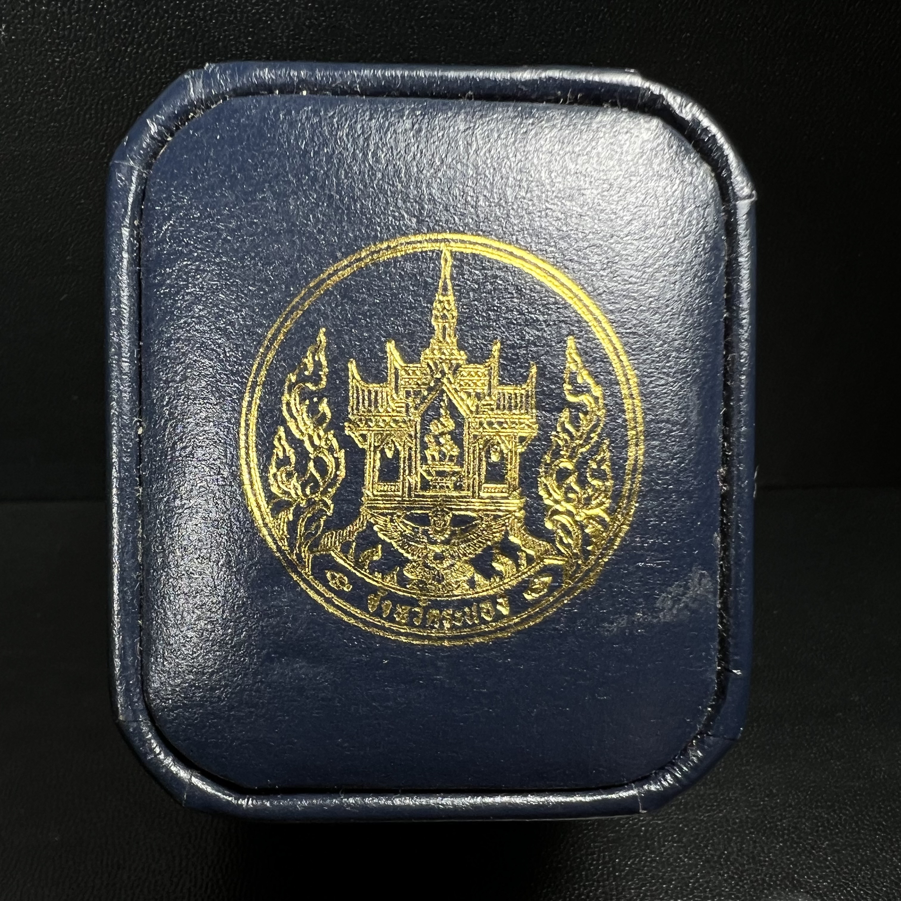 รูปหล่อลอยองค์พระโพธิสัตว์กวนอิม ทรงประทับมังกร จ.ระนอง เนื้อเงิน พิมพ์ใหญ่(สภาพผิว สวยงดงาม ทรงคุณค่า) เฉลิมฉลองในวโรกาสที่พระบาทสมเด็จพระเจ้าอยู่หัวทรงครองสิริราชสมบัติครบ 50 ปี จ.ระนอง พ.ศ.2539