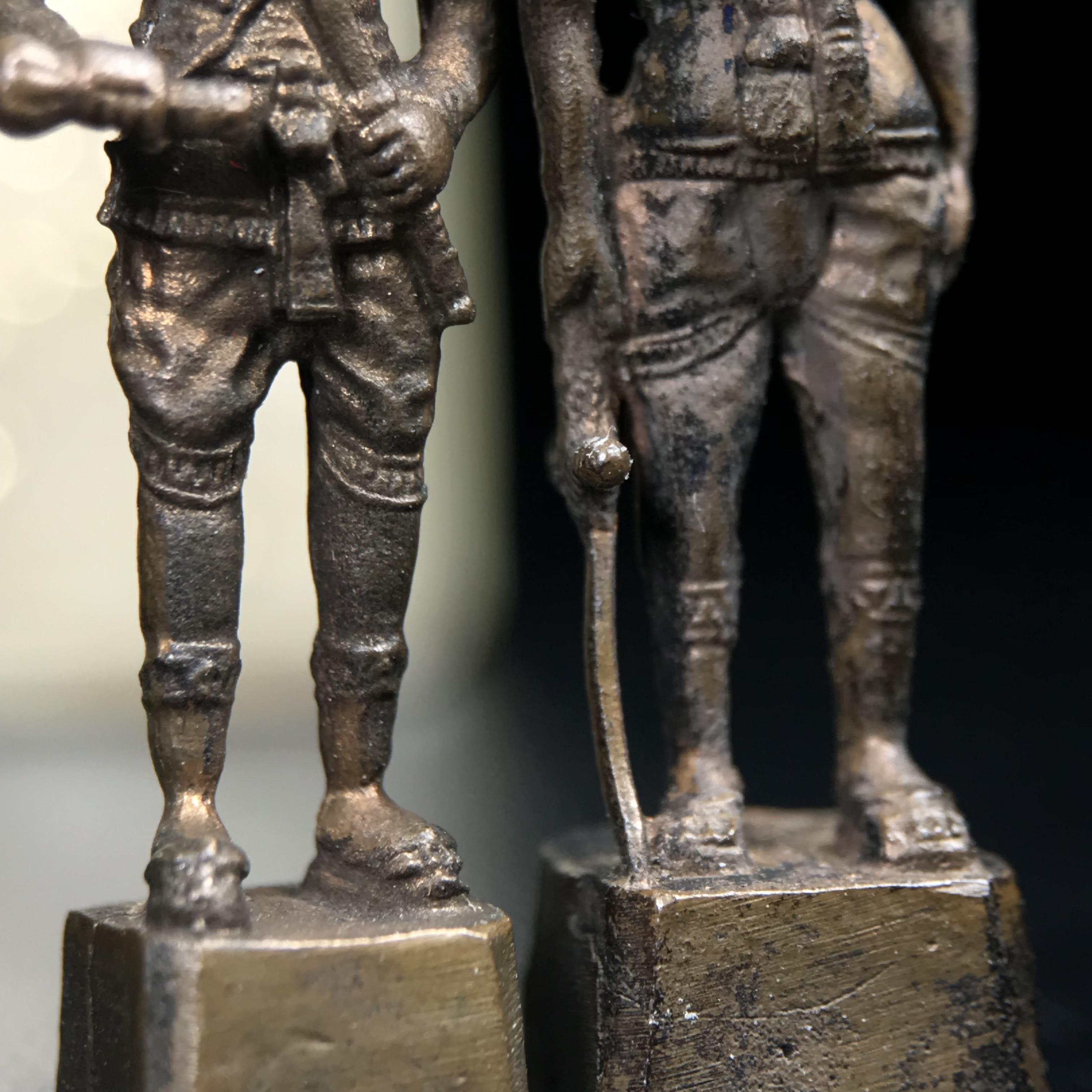 พระกริ่งสมเด็จพระนเรศวร-พระกริ่งสมเด็จพระเอกาทศรถ กองทัพภาคที่3จัดสร้าง ปี2517 เนื้อนวโลหะครบชุด 2องค์กล่องบรรจุเดิมครบสมบูรณ์(หายาก)(1ใน 300ชุด)(ในหลวง ร.9 เสด็จในพิธี)ปลุกเสกโดยพระคณาจารย์ชื่อดังในยุคนั้น7วัน7คืน(หลวงปู่โต๊ะ วัดประดู่ฉิมพลี ร่วมปลุกเสก)