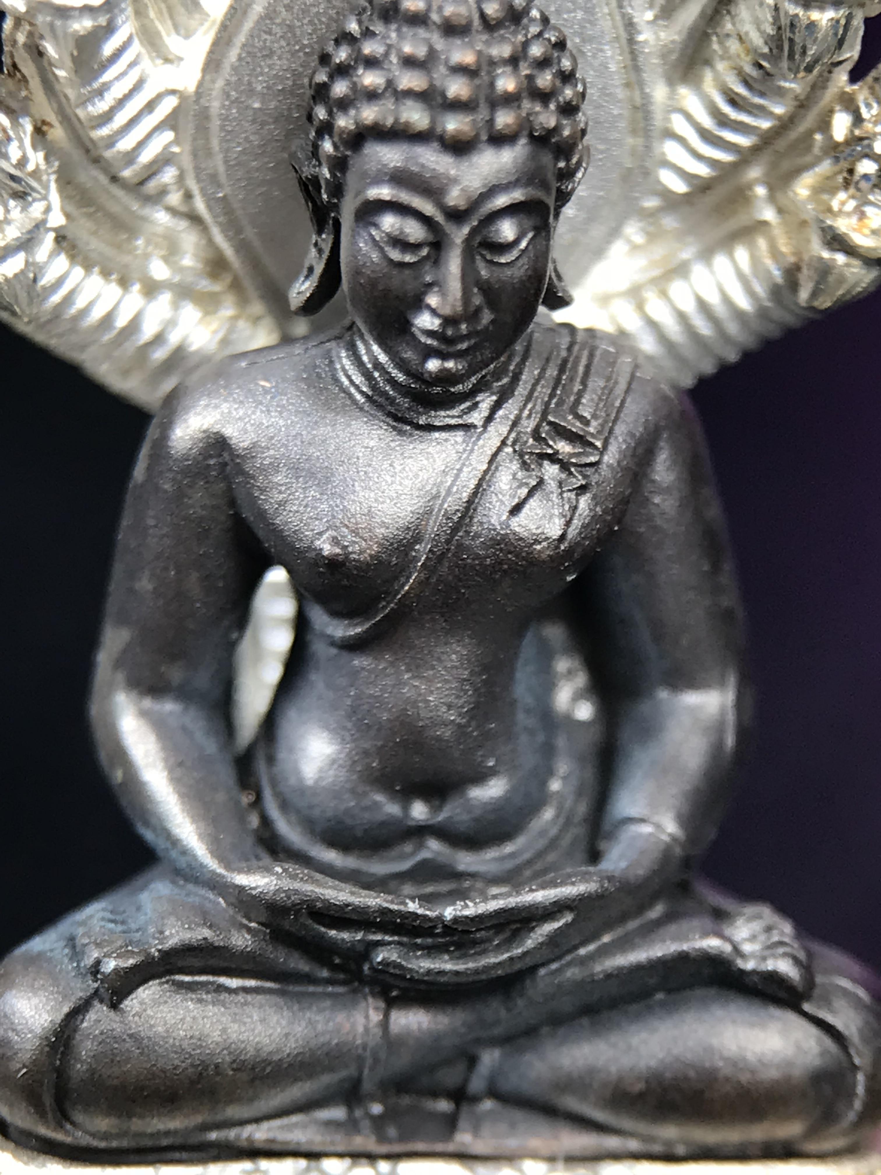 พระนาคปรก สธ. รุ่นสร้างพระอุโบสถเฉลิมพระเกียรติ 4 รอบ 84 พรรษา สมเด็จพระเทพรัตนราชสุดาฯ วัดบวรนิเวศวิหาร ปี 2543 พิมพ์ใหญ่ องค์พระเนื้อนวโลหะ ฐานนาคปรกเนื้อเงิน(สภาพ สวย )พิธีใหญ่ พุทธศิลป์งดงาม หายาก(องค์หมายเลขสวย ๒๖๖) (1 ใน 1999 องค์)