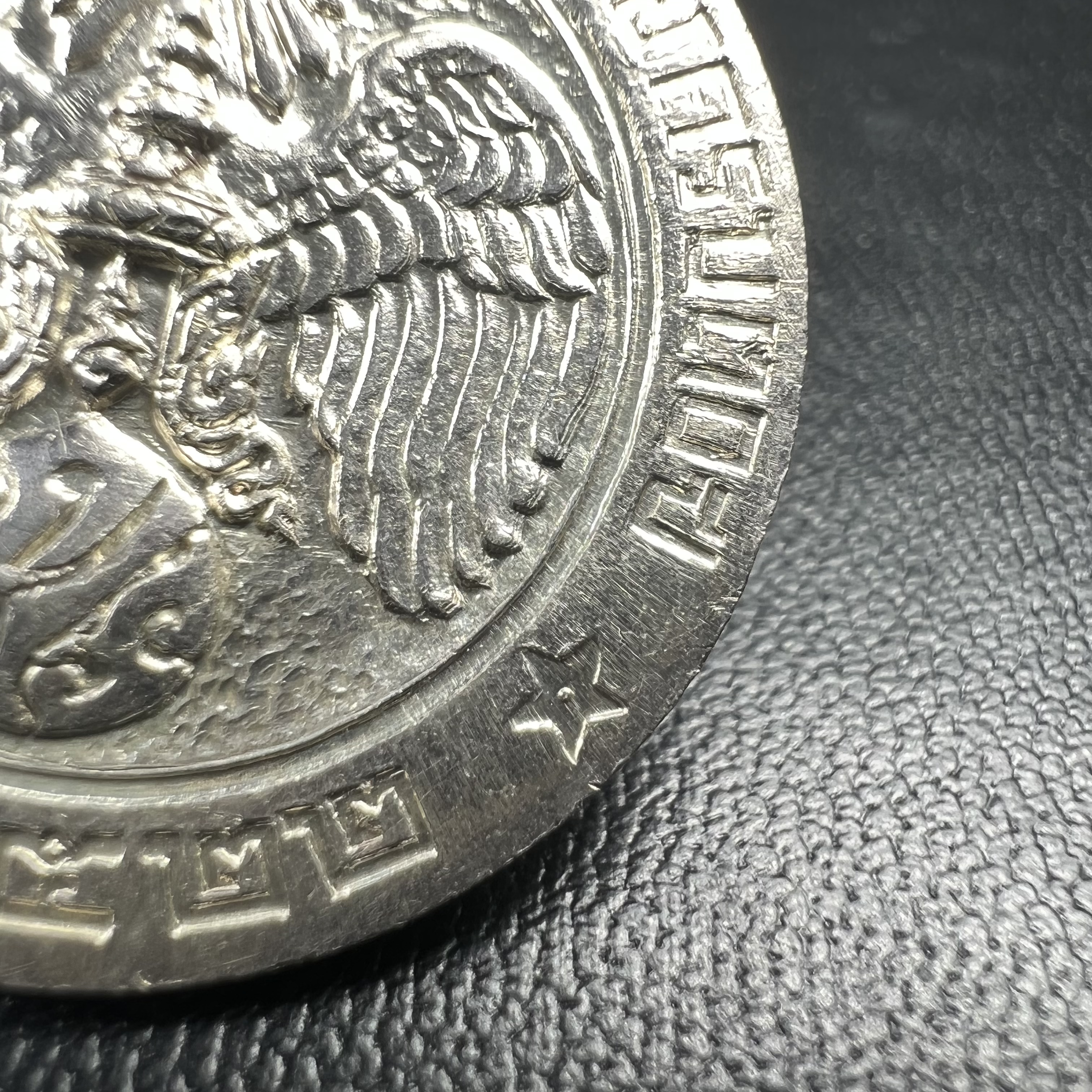 เหรียญพระบรมรูปคุ้มเกล้า รพ.ภูมิพล ปี2522 เนื้อเงิน พิมพ์ใหญ่ คัดสภาพสวยพร้อมซองบรรจุเดิม(ในหลวงรัชกาลที่9 ทรงจุดไฟพระฤกษ์และเททอง พิธีใหญ่)ยอดนิยม