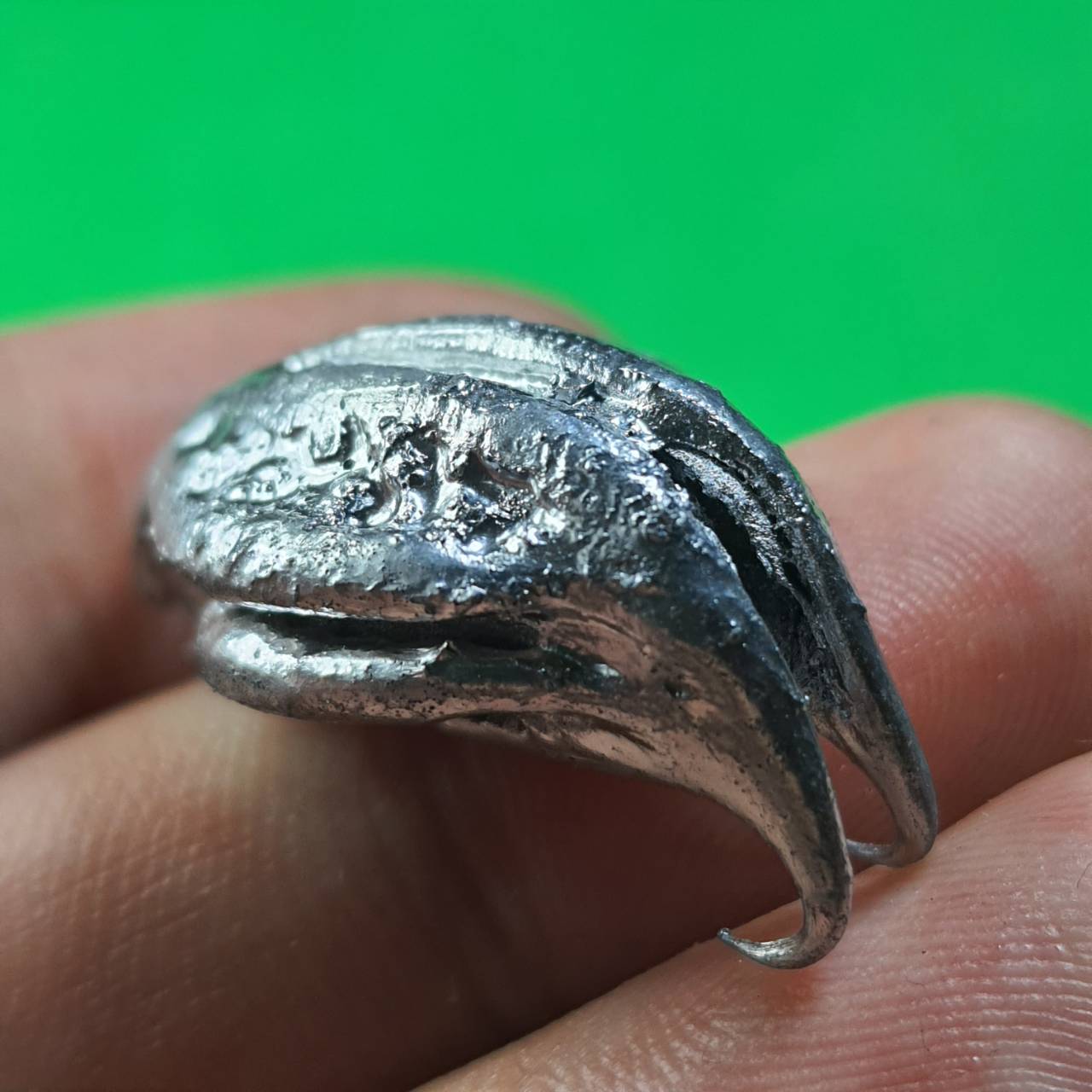 ของป้องกัน พญาเล็บครุฑ สีเงิน ป้องกันภัย เพิ่มอำนาจ เกี่ยวเงินทอง เล็บครุฑ เล็บพญาครุฑ ผลเล็บครุฑ