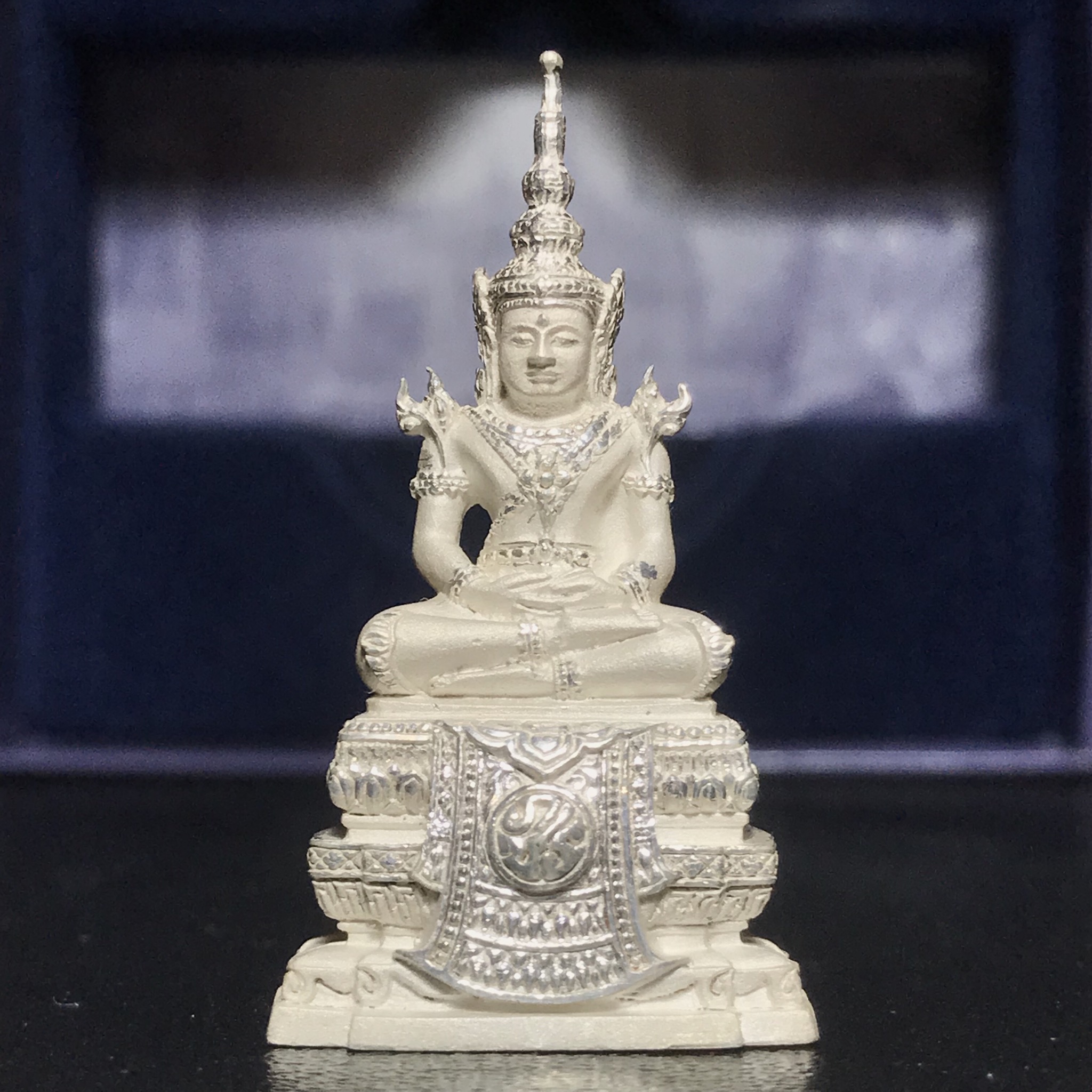 พระแก้วมรกต ภปร.หน้าตัก 1/2 นิ้ว จัดสร้างโดย รพ.ภูมิพลฯ ปี2547 ลอยองค์เนื้อเงิน(1ใน3000องค์)(หายาก)สภาพสวยครบสมบูรณ์