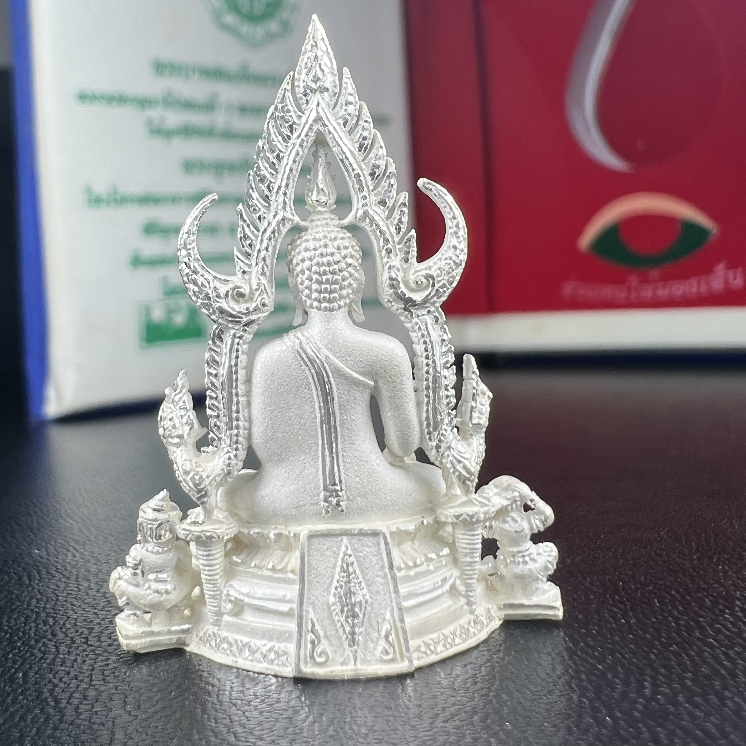 พระพุทธชินราช ภปร. ในวโรกาสพระราชพิธีมหามงคล เฉลิมพระชนมายุ6รอบ 5ธันวาคม2542 มูลนิธิพิทักษ์ดวงตาประชาชน จัดสร้าง เนื้อเงินแบบทรายนวลขัดเงาบางส่วน พิมพ์ใหญ่ ขนาดสูง 3.4 ซม. พร้อมกล่องบรรจุเดิม