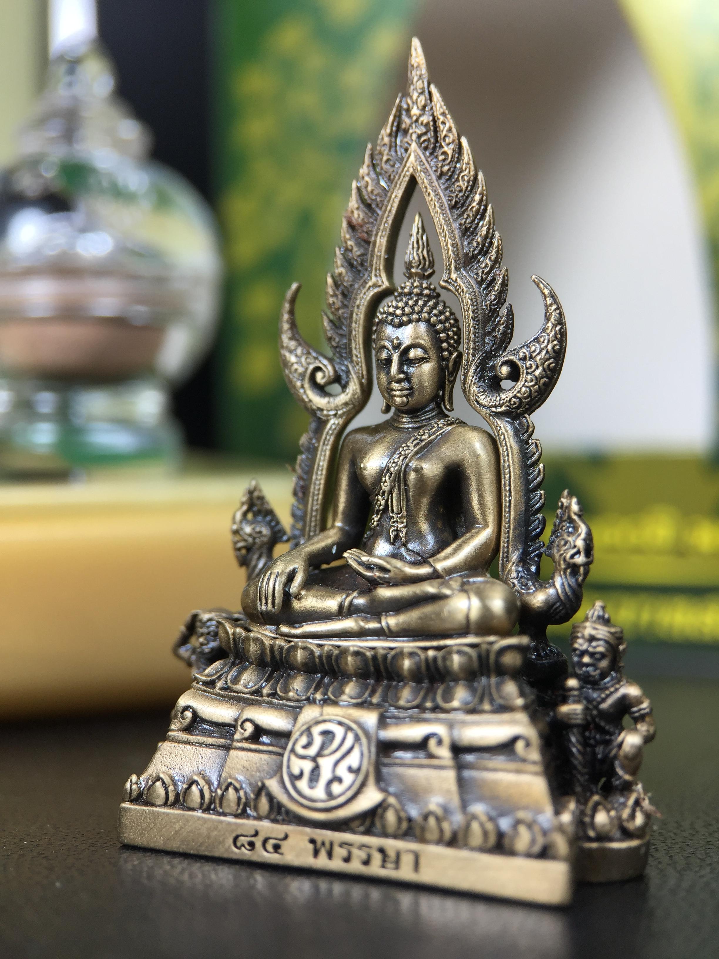 พระพุทธชินราช(จำลอง) ภปร. 84 พรรษา ปี 2554 เนื้อบรอนซ์รมดำซาติน พิมพ์กลางขนาดหน้าตัก 1/2 นิ้ว(พระราชทานมวลสาร จิตรลดาและเส้นพระเจ้า(เส้นผม)รัชกาลที่9)พุทธศิลป์ทรงคุณค่าอีกหนึ่งรุ่นยอดนิยม