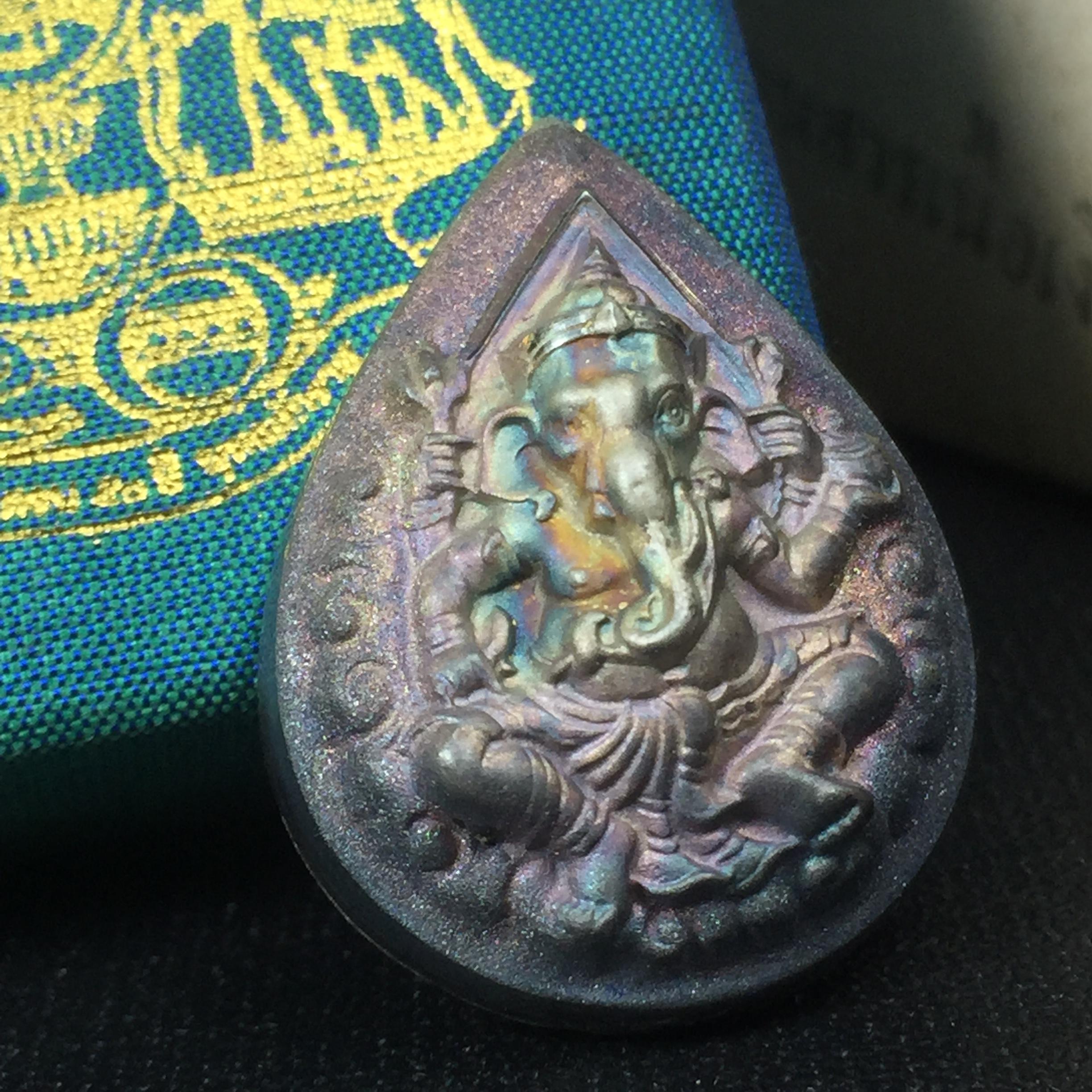 เหรียญพระพิฆเนศวร ญสส. ชุดกาญจนาภิเษกครองราชย์ 50 ปี พุทธศักราช 2538 พิมพ์ใหญ่(2.9 ซม.) เนื้อเงินผิวเดิมกลับดำขึ้นสีรุ้งเข้มขลังงดงามธรรมชาติสร้างสรรค์ สภาพสวยเดิมพร้อมกล่องบรรจุเดิม ตอกโค๊ดหมายเลขกำกับ(1ใน 5539องค์)