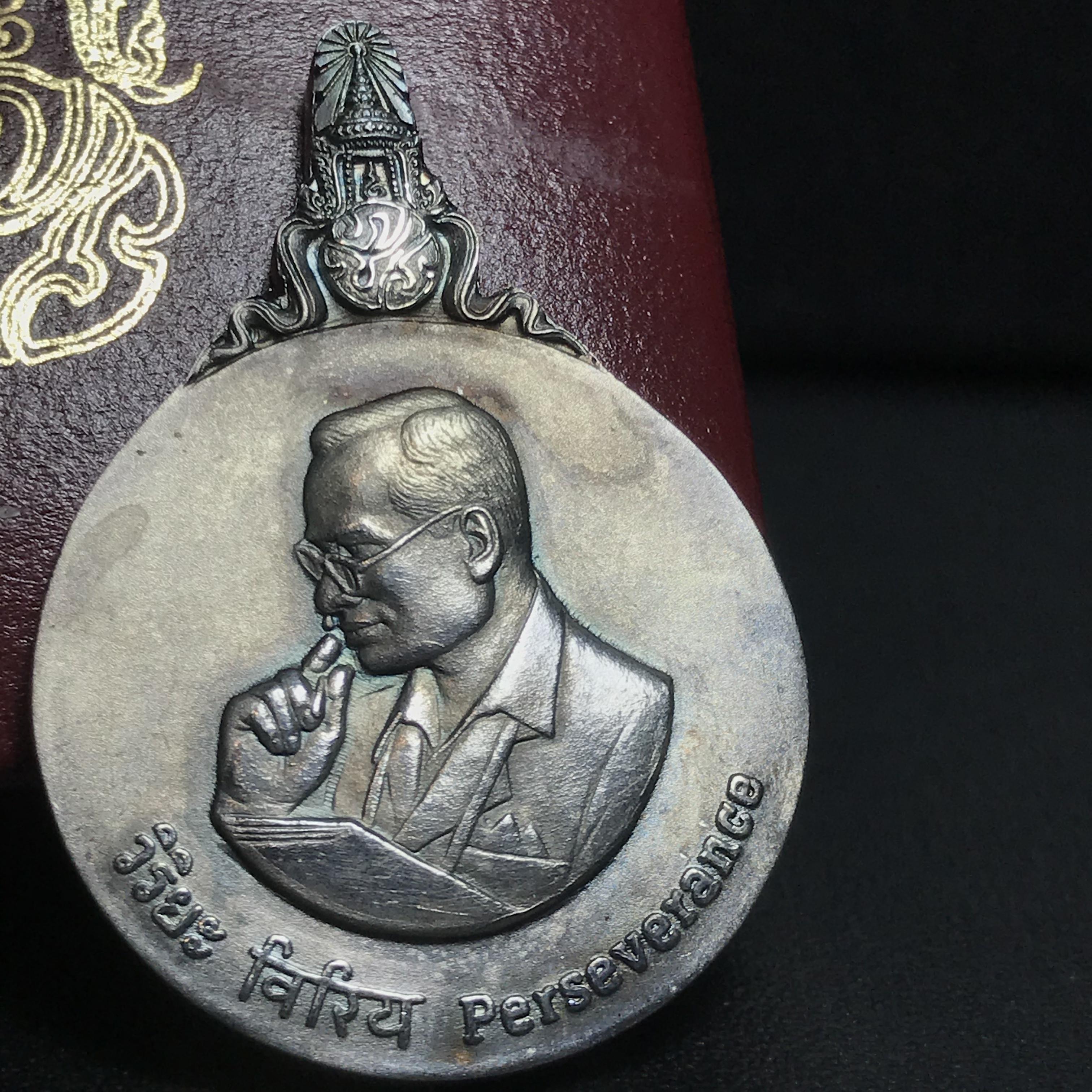 เหรียญพระมหาชนก ปี2539(รุ่นแรก) เนื้อเงิน พิมพ์ใหญ่บล็อกนิยมหายากสุดในรุ่น(วงเดือน คอจุด) ผิวเดิมสีรุ้งธรรมชาติแบบนิยม พร้อมหนังสือสภาพสวยครบชุด