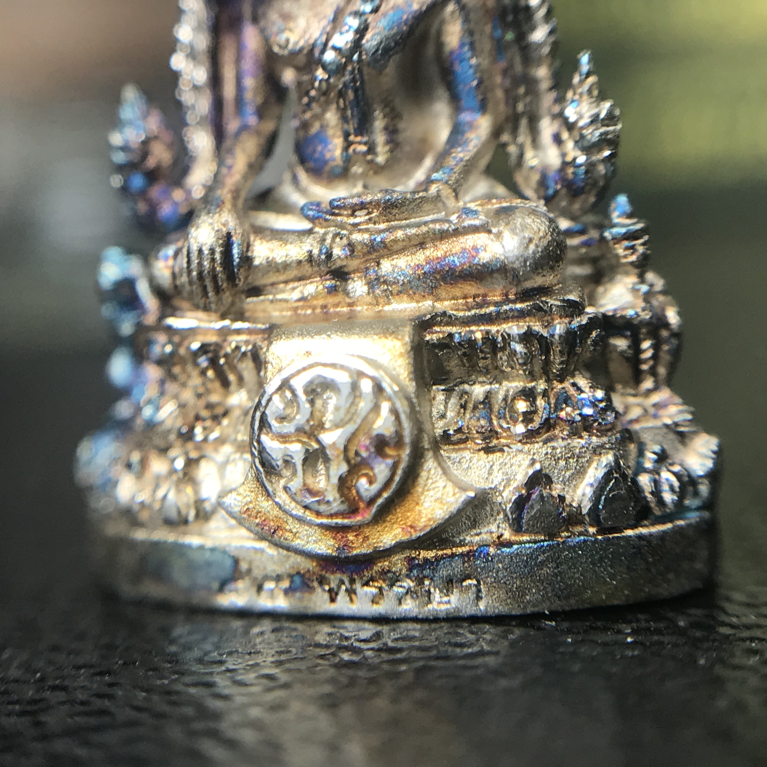 พระพุทธชินราช(จำลอง) ภปร. 84 พรรษา เนื้อเงินชุบทองคำขาว พิมพ์เล็กขนาดหน้าตัก 1/4 นิ้ว (สภาพผิวเดิมสวย ขึ้นสีรุ้งธรรมชาติ แบบนิยม)(พระราชทานมวลสาร จิตรลดาและเส้นพระเจ้า(เส้นผม))