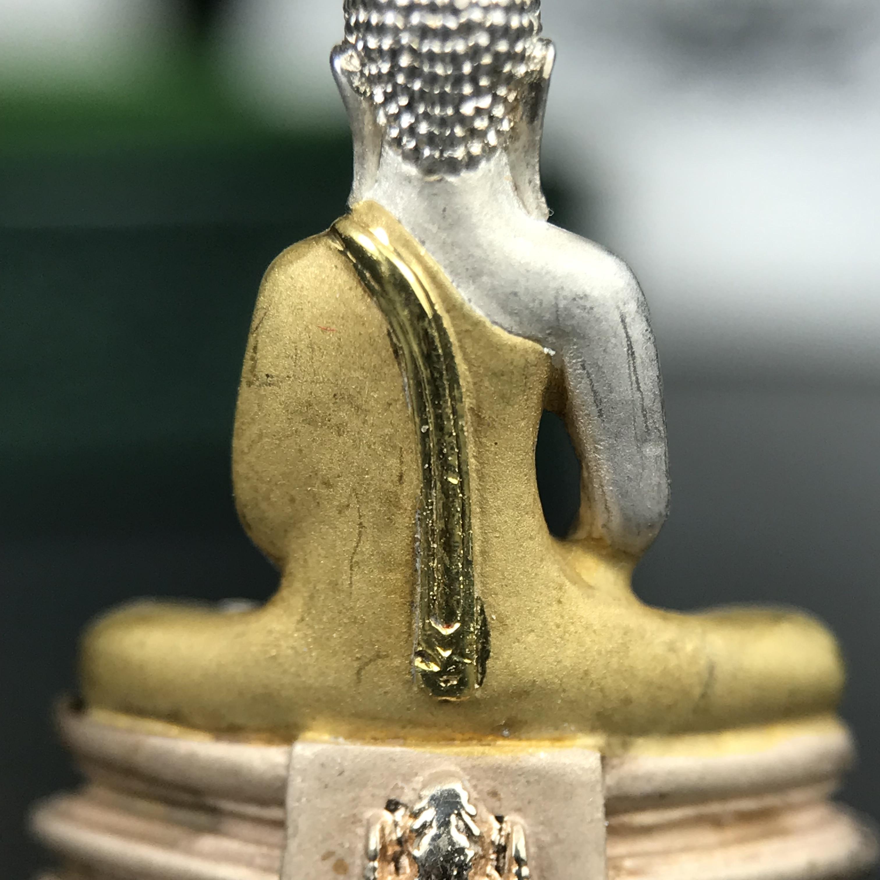 พระพุทธโสธร ภปร. รุ่นย้อนยุค สร้างพระอุโบสถ สมาคมชาวฉะเชิงเทรา จัดสร้าง ปี 2539 วโรกาสครองสิริราชสมบัติครบ 50 ปี เนื้อเงินชุบสามกษัตริย์ทรายนวลขัดเงาบางส่วน(สภาพผิวเดิม เก่าเก็บ) พร้อมกล่องบรรจุและใบรับรองเดิมครบ