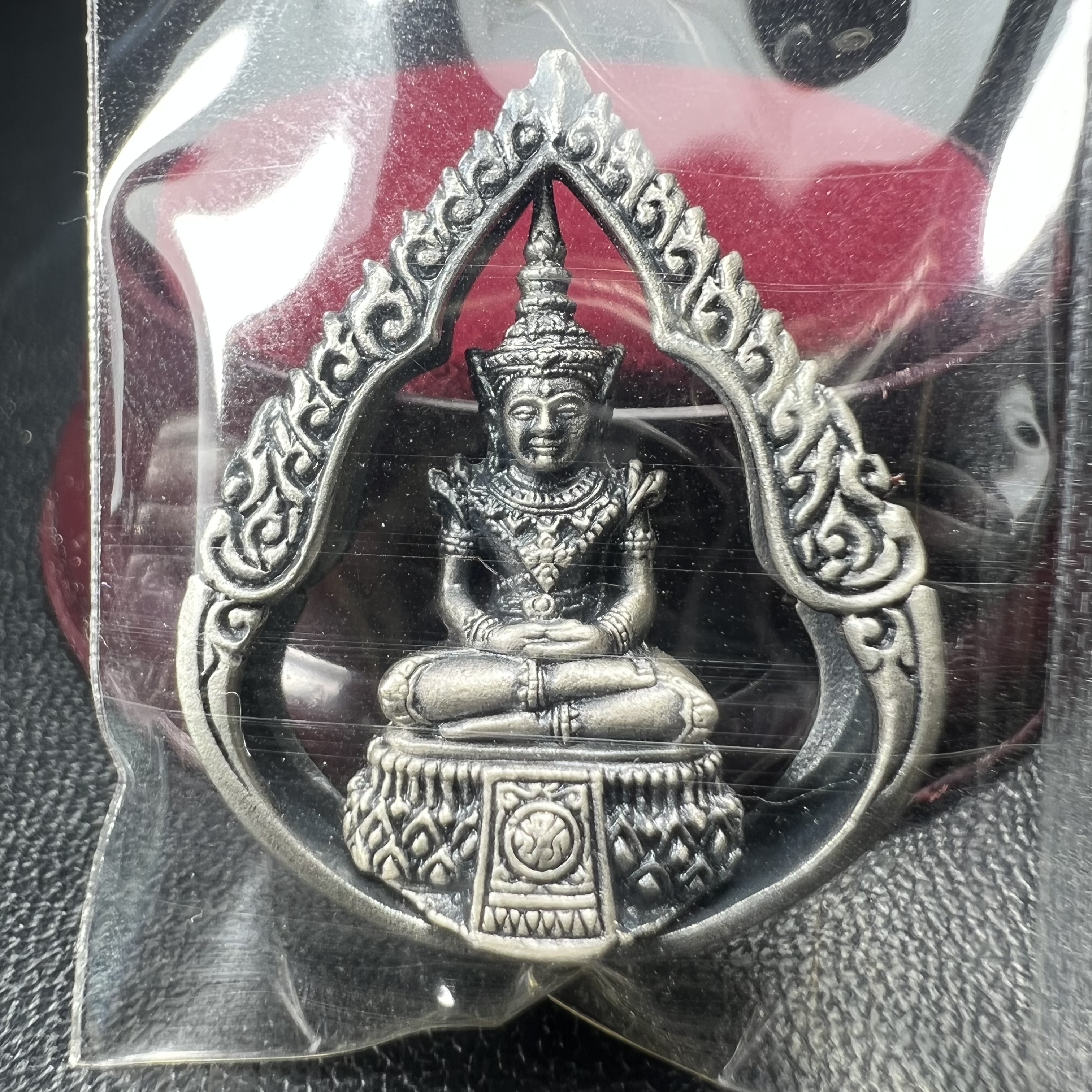 พระแก้วมรกต ภปร.(รุ่นแรก) ปี2545 รุ่นฉลองกรุงรัตนโกสินทร์ครบ 220 ปี พิมพ์ลอยองค์ทรงหยดน้ำ เนื้ออัลปาก้า ชุบเงินลงดำ ขนาด 18*27 มม. พร้อมครอบตั้งโชว์เดิม องค์พระซีนซองเดิม สวยครบสมบูรณ์