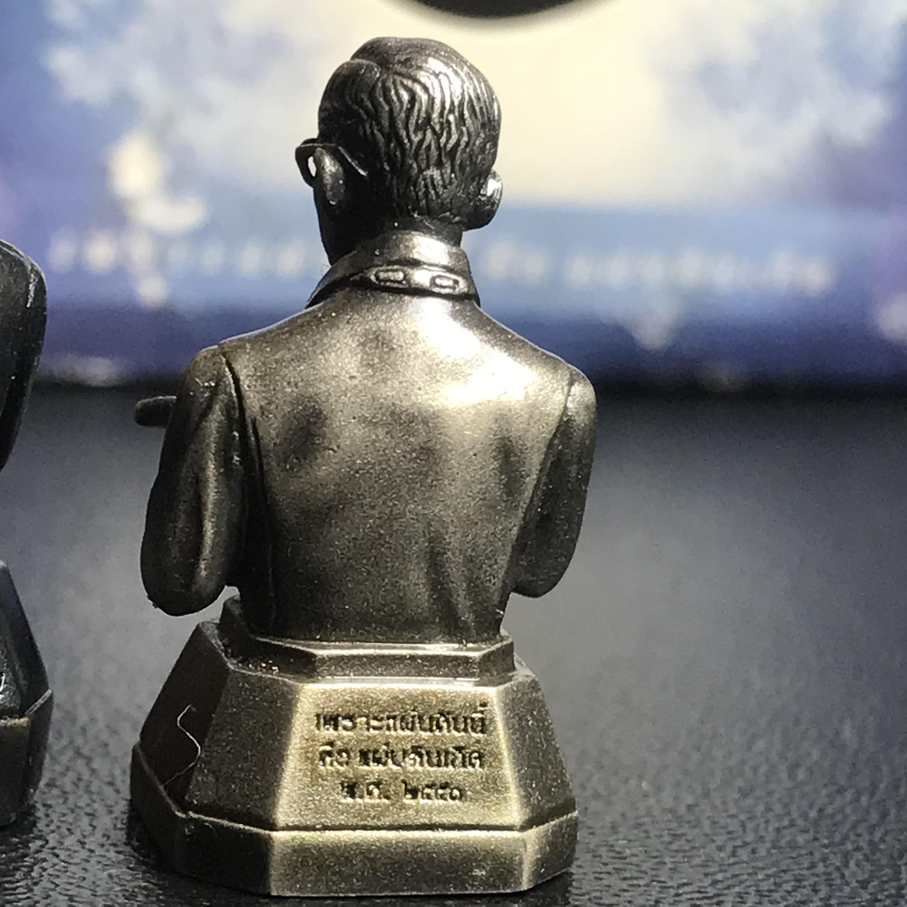 พระบรมรูปพระบาทสมเด็จพระเจ้าอยู่หัว(ทรงงาน)ตราสัญลักษณ์ 80 พรรษา รุ่นเย็นศิระเพราะพระบริบาลปี2550 เนื้อนวโลหะ+พระบรมรูปพระบาทสมเด็จพระเจ้าอยู่หัว(ทรงงาน)ตรา ภ.ป.ร. รุ่นเพราะแผ่นดินนี้คือแผ่นดินเกิด ปี2551 ขนาดสูง 1 นิ้ว เนื้อบรอนซ์ชุบเงินรมดำ(รวม2องค์)