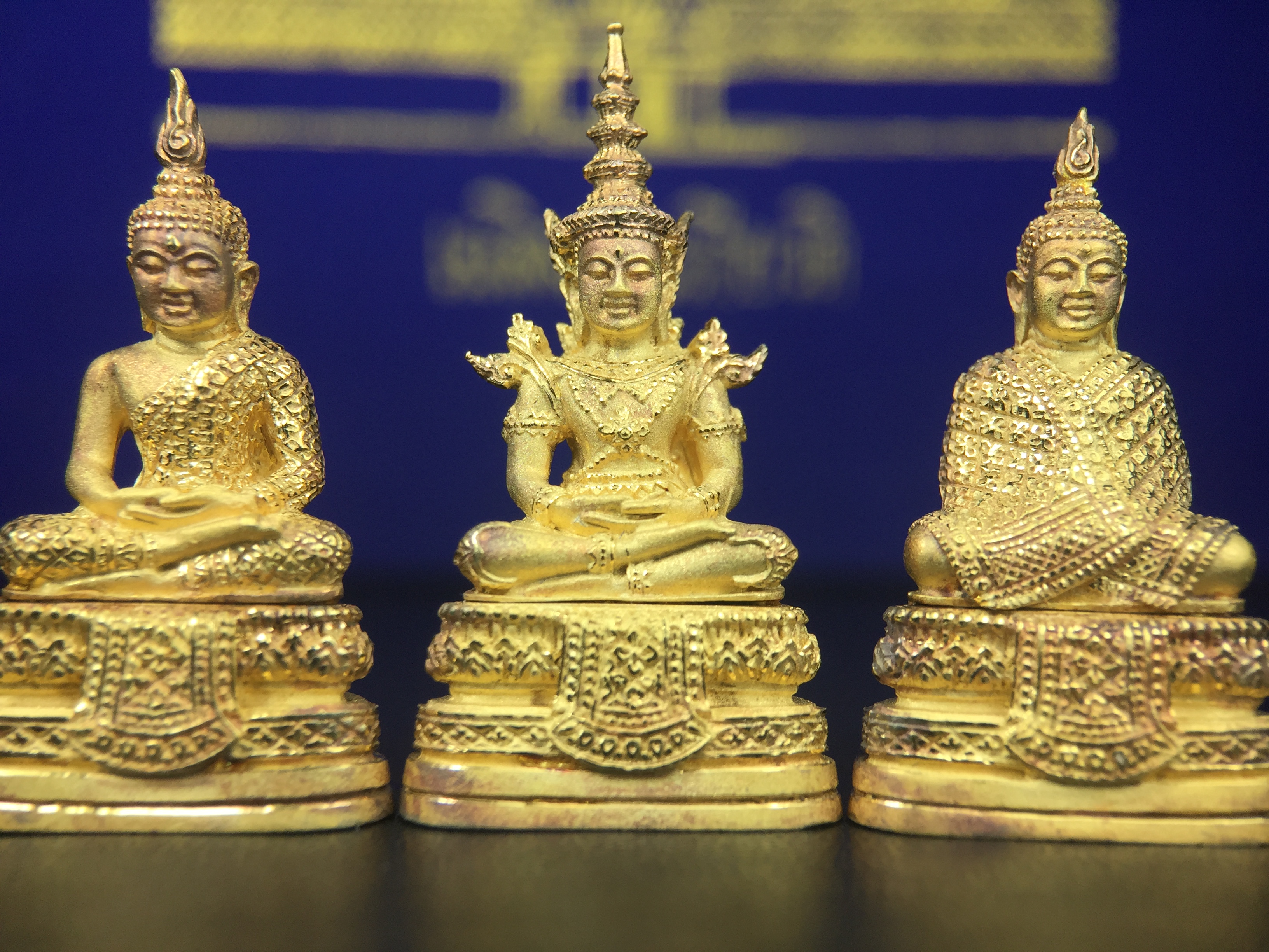 พระพุทธมหามณีรัตนปฎิมากร(พระแก้วมรกต)รุ่น เฉลิมพระเกียรติ วัดพระศรีรัตนศาสดารามราม(วัดพระแก้ว) ปี2543 เนื้อเงินชุบทองพ่นทรายขัดเงาบางส่วน พิมพ์ใหญ่ลอยองค์ ชุด 3 ฤดู ตอกโค๊ตหมายเลขเดียวกันทั้ง3องค์ ชุดหมายเลข( ช147)สภาพผิวสวยดุจทองคำกล่องบรรจุเดิมครบ