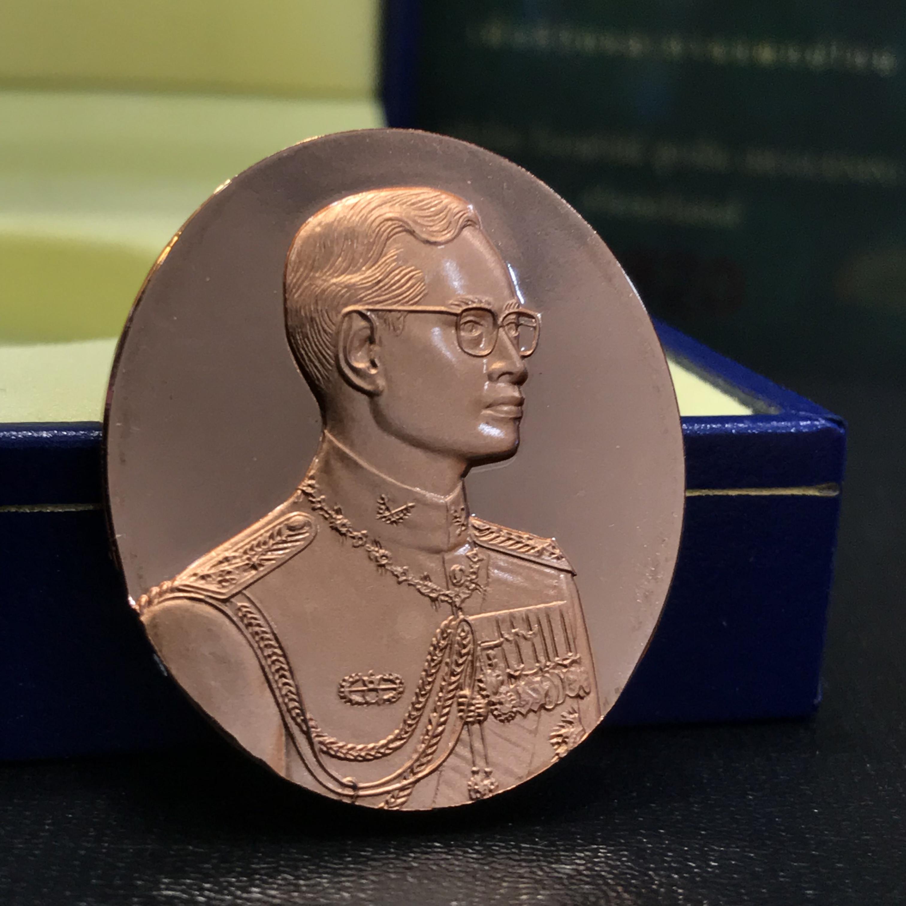 เหรียญแห่งศรัทธา ร.9 ที่ระลึก50 ปีแพทย์ศาสตร์ จุฬาฯ ปี2540 เนื้อทองแดงกล่องบรรจุการ์ดรับรองเดิมครบ