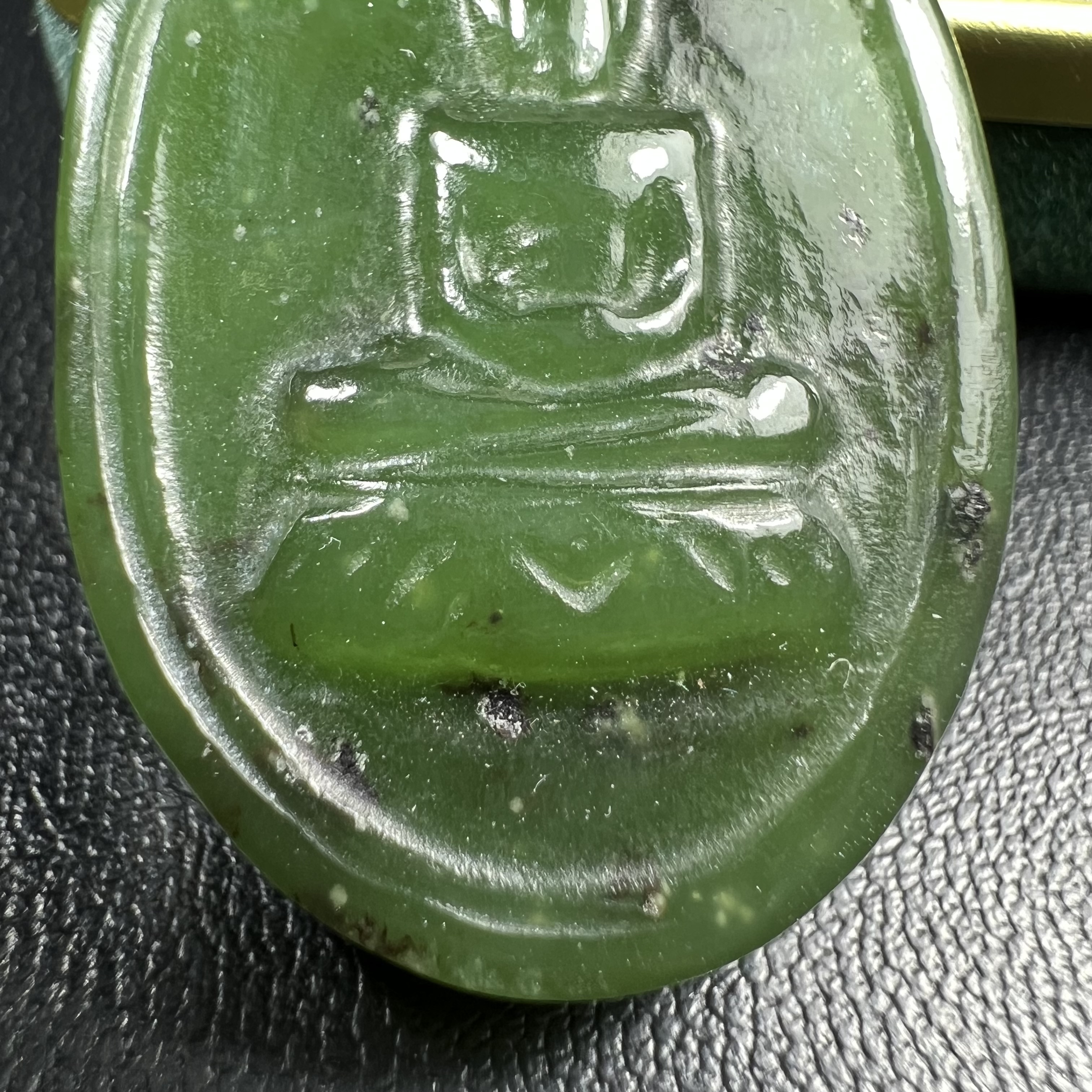 เหรียญหยกพระแก้วมรกต ชนิดกลมรูปไข่ วัดพระแก้วเชียงราย ปี 2534 ที่ระลึก 90 พรรษา สมเด็จย่า (ในหลวงรัชกาลที่9เสด็จเจิมพระสุหร่ายในพิธี)1 ใน 2534 องค์(หายาก)สุดยอดมงคลอีกหนึ่งรายการที่แนะนำ สภาพผิวหยกสวยมาพร้อมกล่องบรรจุเดิมครบสมบูรณ์