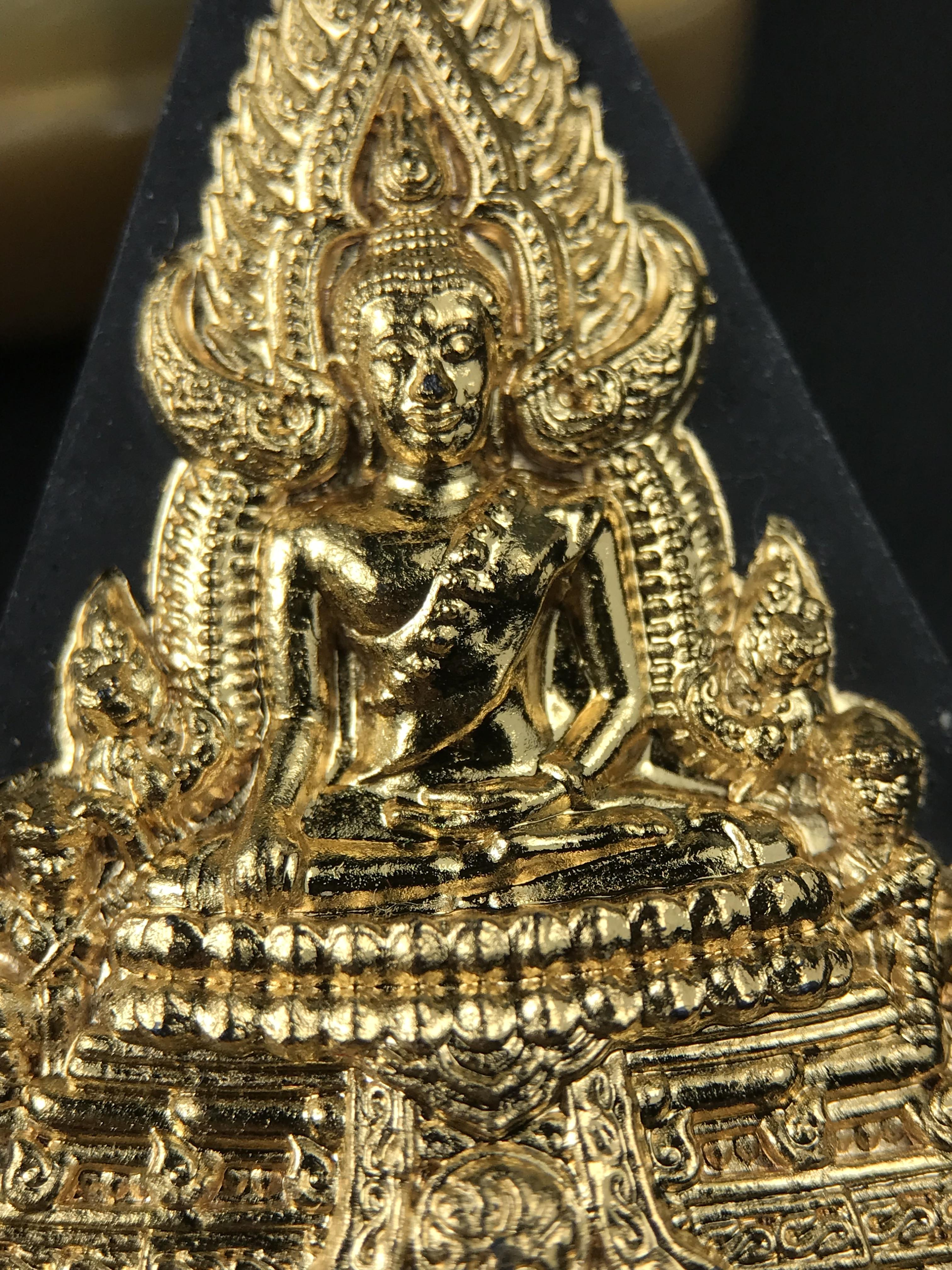 พระพุทธชินราช ภปร. 84พรรษา เนื้อผงปิดทองด้านหน้า หลัง ภ.ป.ร. เนื้อทองคำ(2.6 กรัม) (พระราชทานมวลสาร จิตรลดาและเส้นพระเจ้า(เส้นผม)ในหลวงรัชกาลที่9)พุทธศิลป์ทรงคุณค่าอีกหนึ่งรุ่นยอดนิยม(องค์หมายเลข ๑๑๐๙)1 ใน 3000 องค์ หายาก