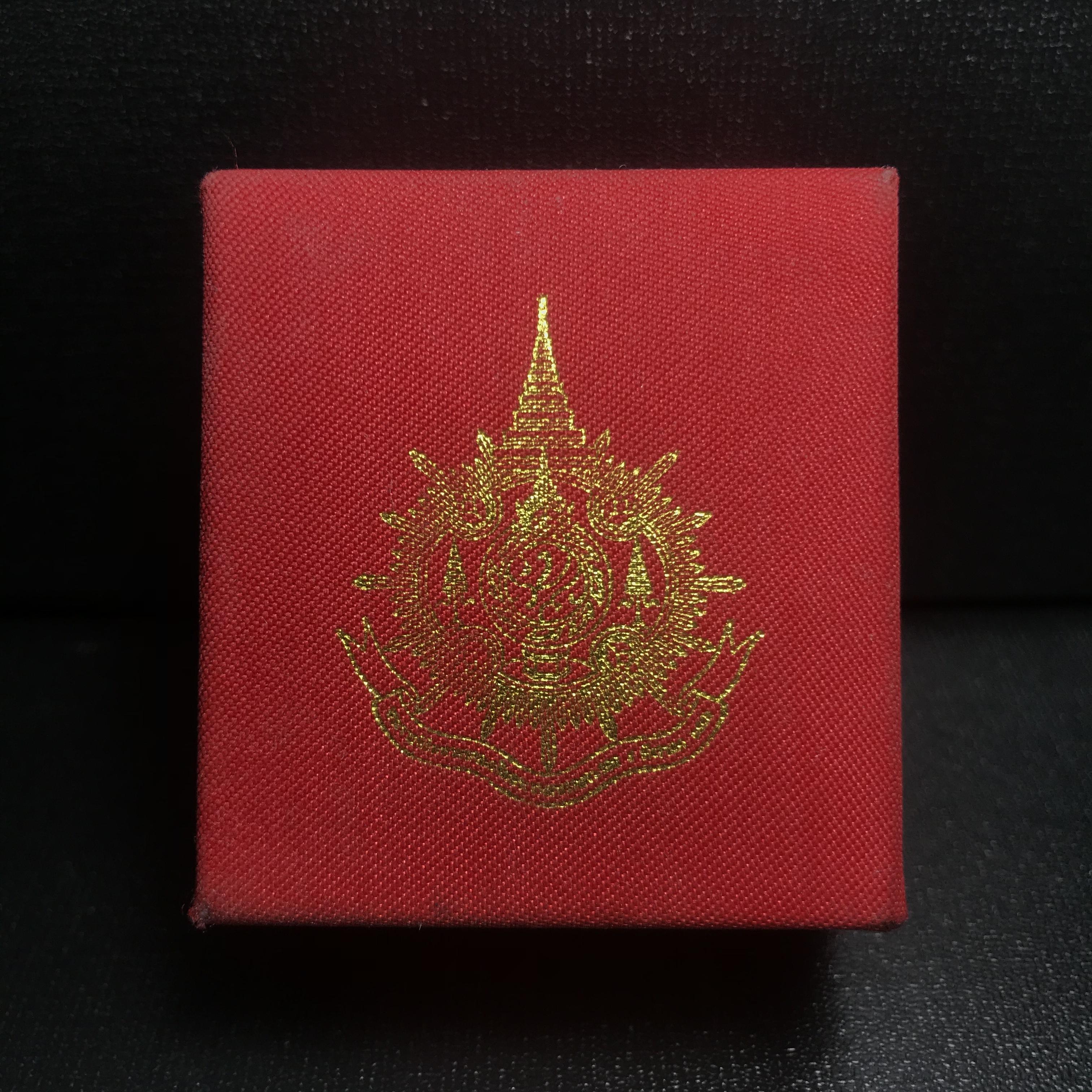 พระกริ่งไพรีพินาศ เฉลิมพระเกียรติ พระบาทสมเด็จพระเจ้าอยู่หัวรัชกาลที่9 พระชนมพรรษา 6 รอบ ปี2542 เนื้อนวโลหะผสมทองคำ(บรรจุเหล็กไหล)ดีนอก-ดีใน