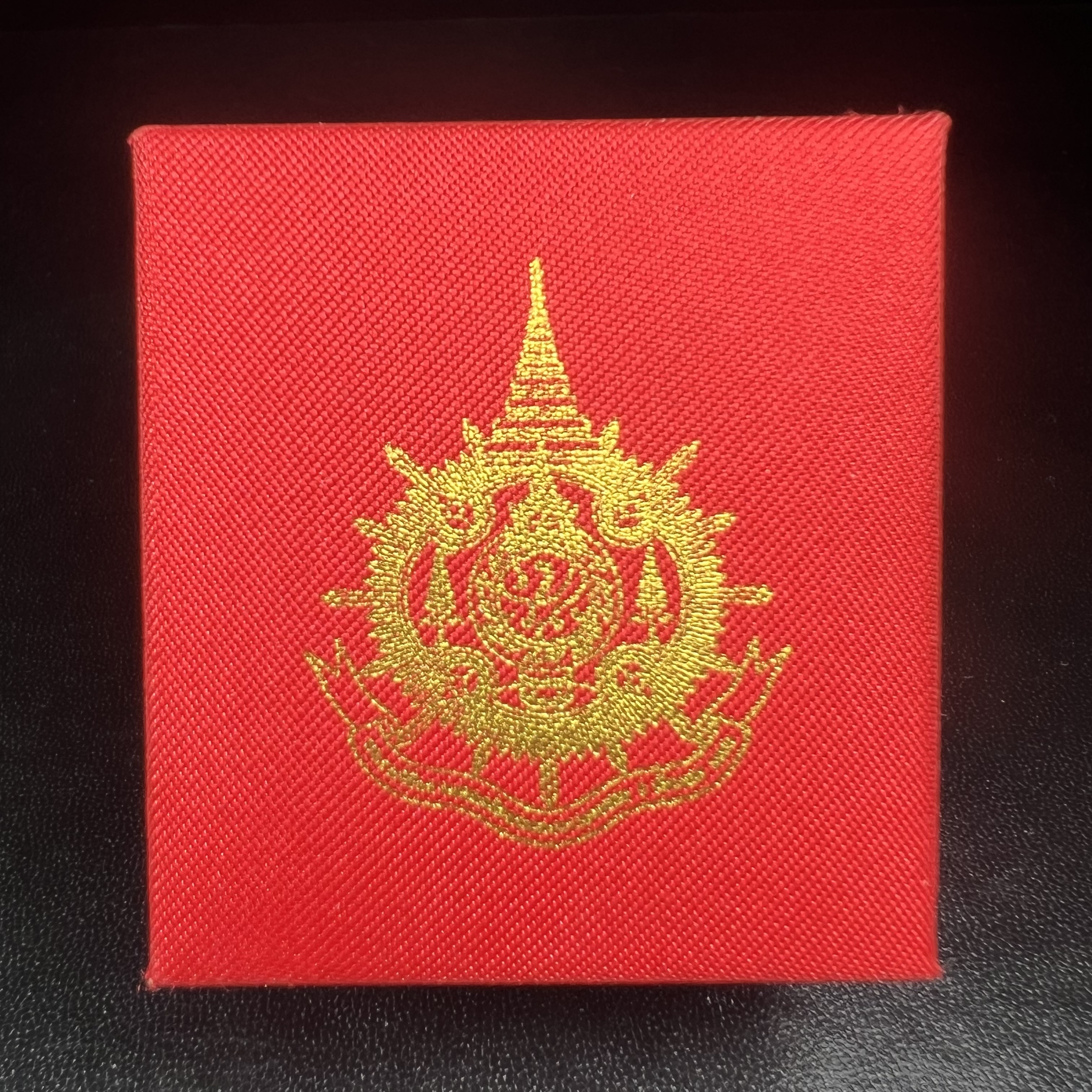 พระกริ่งไพรีพินาศ บรรจุเหล็กไหล ครั้งแรกและครั้งเดียวในประวัติศาสตร์ เฉลิมพระเกียรติ พระบาทสมเด็จพระเจ้าอยู่หัวรัชกาลที่9 พระชนมพรรษา 6 รอบ ปี2542 เนื้อนวโลหะผสมทองคำ(บรรจุเหล็กไหล)ดีนอก-ดีใน พิธีใหญ่ มวลสารเด่น (หายาก)