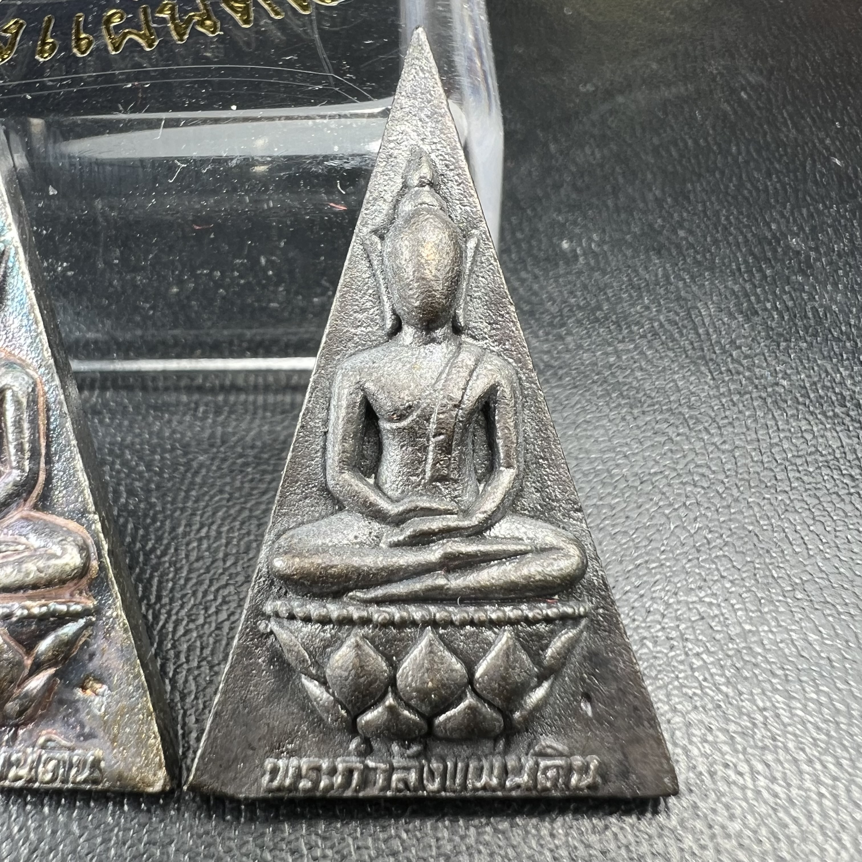 พระกำลังแผ่นดิน (สมเด็จจิตรลดา2) จัดสร้างเฉลิมพระเกียรติ ร.9 ครองราชย์ 50 ปี 2539 เนื้อเงิน(ผิวเดิมกลับดำ รุ้งๆสวย)+เนื้อนวโลหะ(สร้างน้อยหายาก)พร้อมกล่องบรรจุเดิมครบสมบูรณ์(1ใน2539องค์)