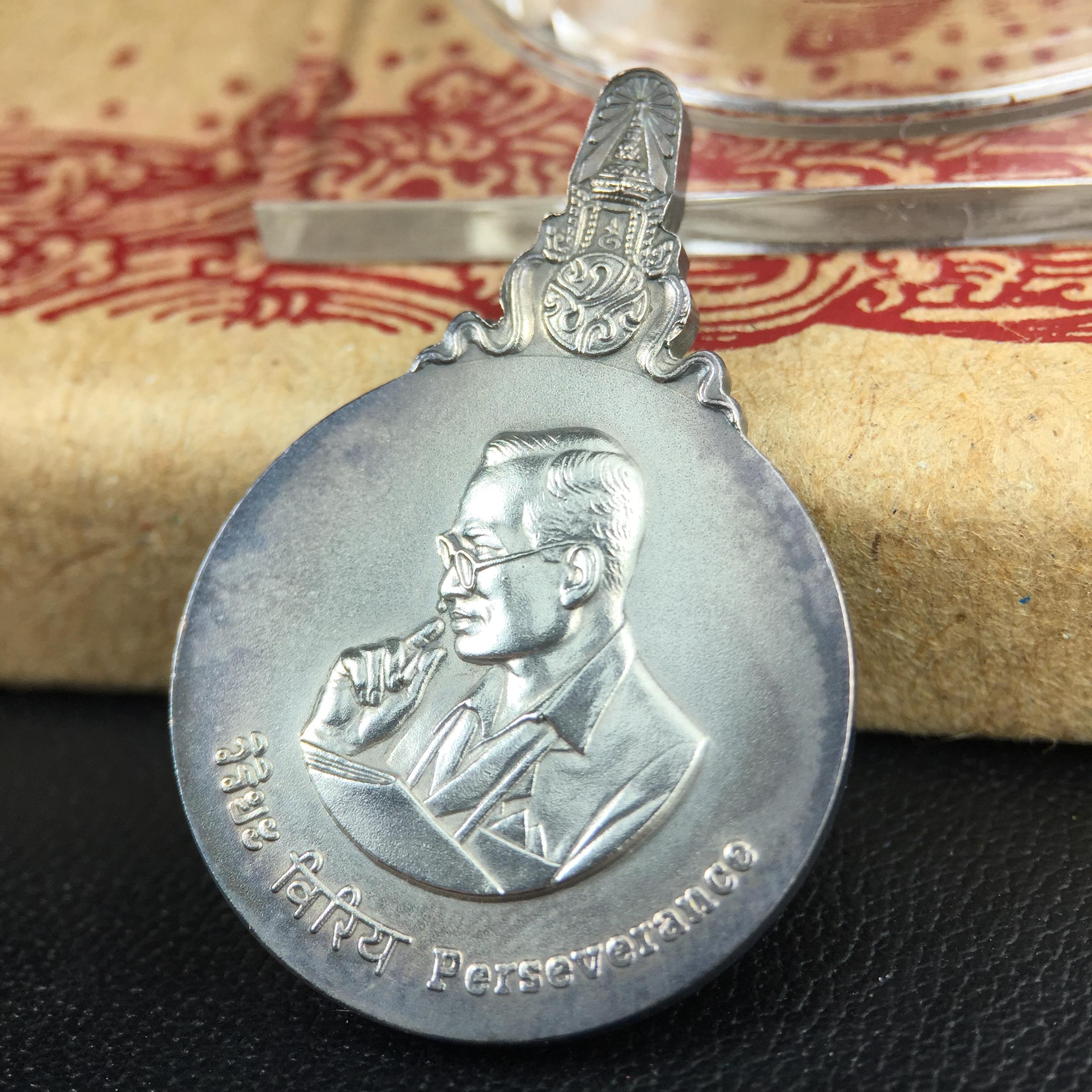 เหรียญพระมหาชนก ปี2542 พิมพ์เล็ก เนื้อเงินผิวเดิมสีรุ้งธรรมชาติแบบนิยม พร้อมหนังสือสภาพสวยครบชุด(เหรียญแห่งความเพียร)