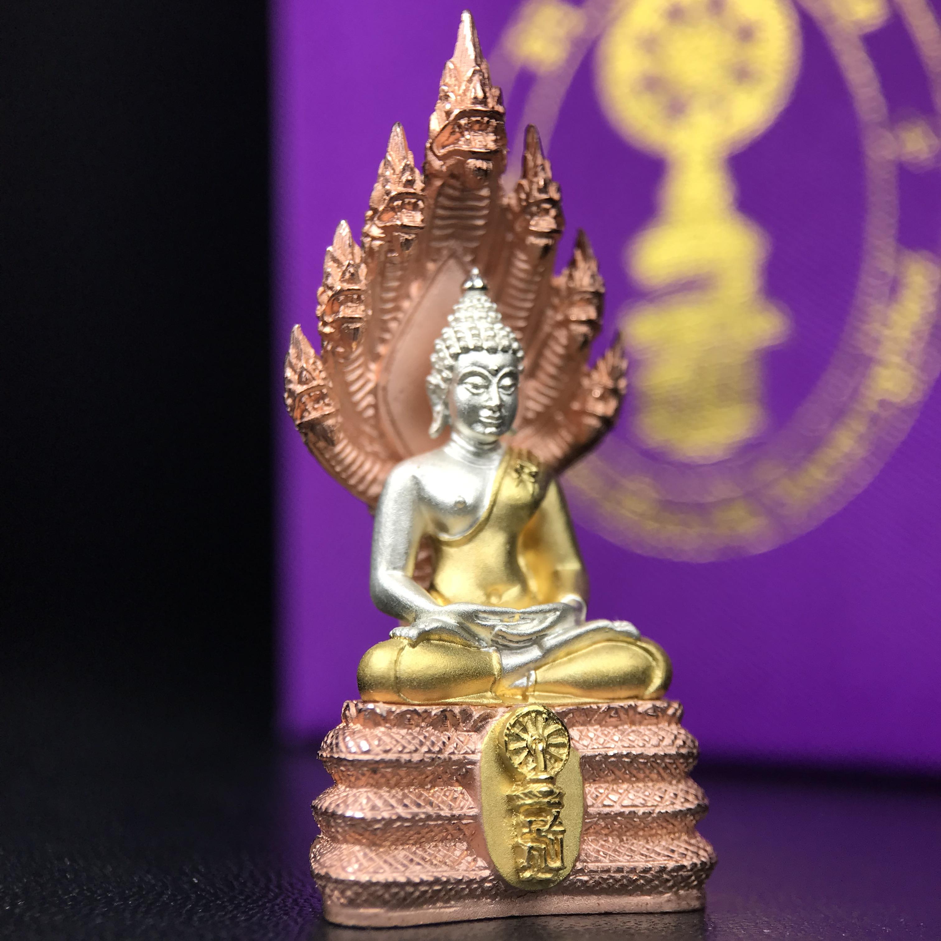 พระนาคปรก สธ. รุ่นสร้างพระอุโบสถเฉลิมพระเกียรติ 4 รอบ 84 พรรษา สมเด็จพระเทพรัตนราชสุดาฯ วัดบวรนิเวศวิหาร ปี 2543 พิมพ์ใหญ่ เนื้อเงินบริสุทธิ์ ชุบสามกษัตริย์แบบพ่นทรายขัดเงาบางส่วน(สภาพ สวย )พิธีใหญ่ พุทธศิลป์งดงาม หายาก (1 ใน 1999 องค์)