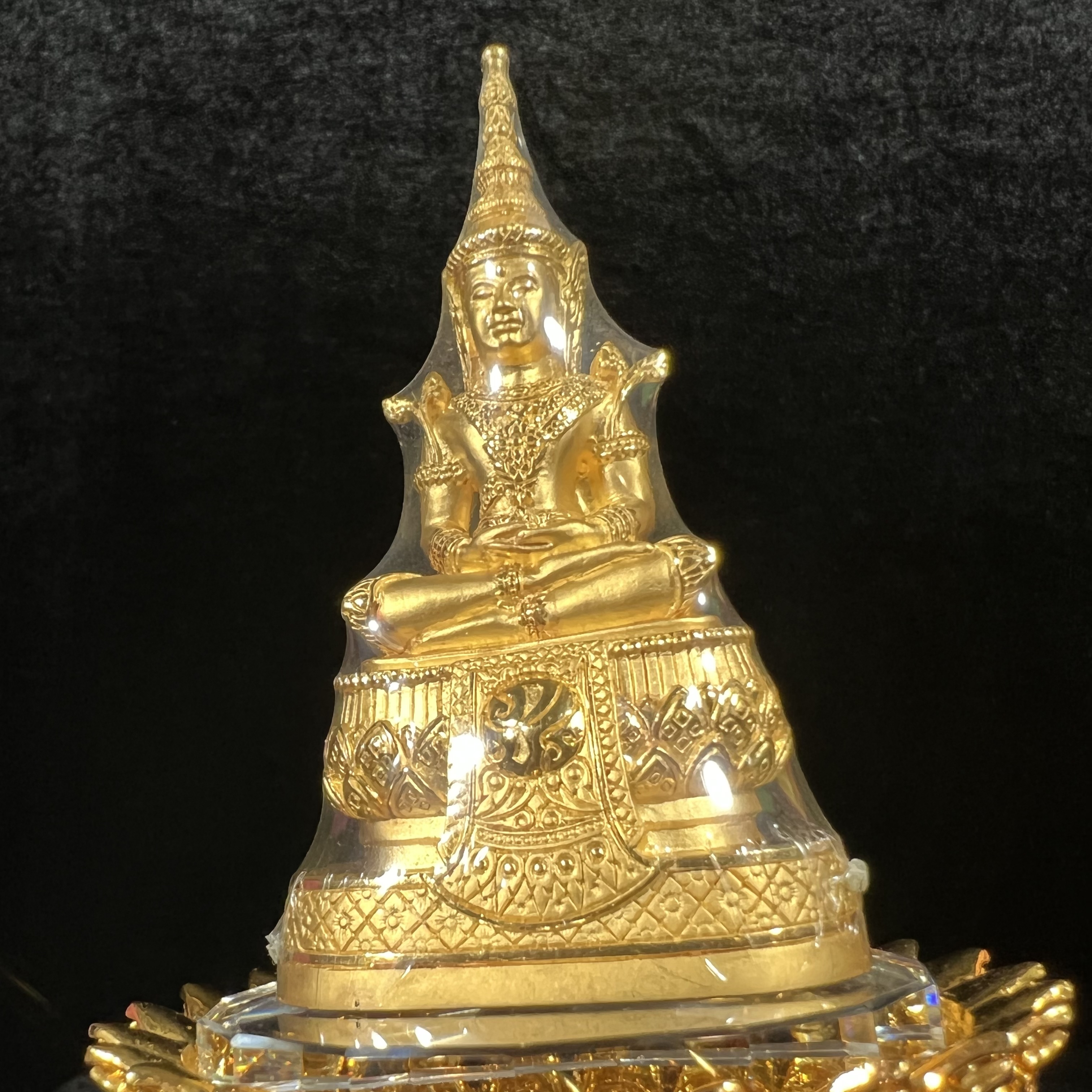 พระแก้วมรกต ภปร.(รุ่นแรก) ปี2545 รุ่นฉลองกรุงรัตนโกสินทร์ครบ 220 ปี หล่อลอยองค์ เนื้อทองคำบริสุทธิ์99.99% ขนาดบูชา 50*90 มม. พร้อมฐานวางครอบแก้วเดิมกล่องบรรจุเดิมครบสมบูรณ์(สวยงามและหายากมาก)(1ใน1000องค์)