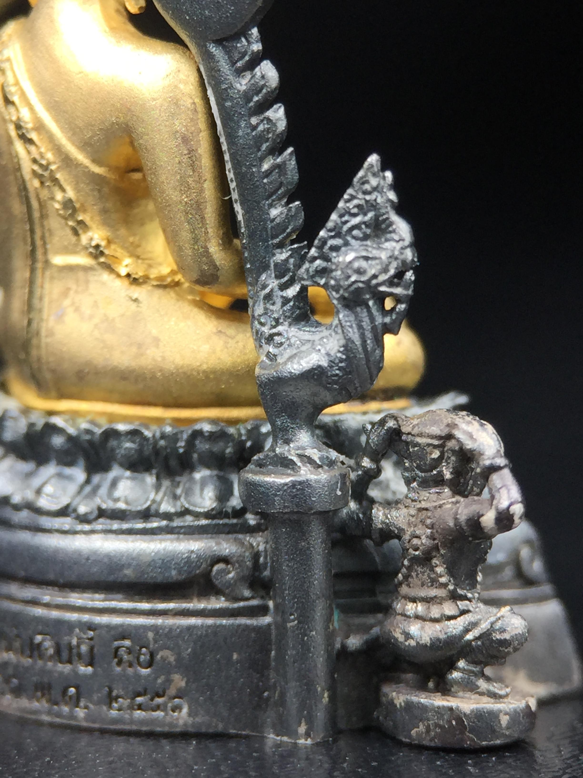 พระพุทธชินราช ภปร. โครงการ เพราะแผ่นดินนี้คือแผ่นดินเกิด เนื้อเงินชุบทองคำซุ้มรมดำ ปี2551 ขนาดหน้าตัก1/2นิ้ว(3.5*2.5 ซม.) (สวยงามหายาก)1ใน 5000 องค์