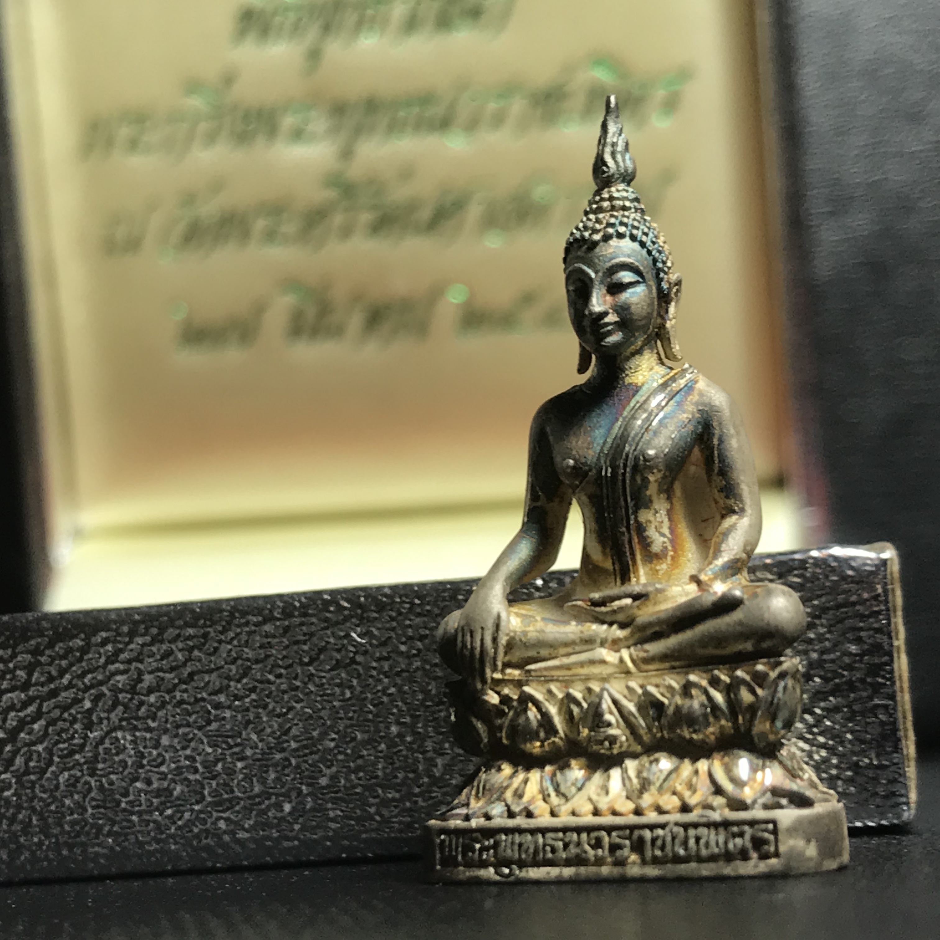 พระกริ่งพระพุทธนวราชบพิตร ครองสิริราชสมบัติครบ 50 ปี พ.ศ.2540 เนื้อเงินผิวเดิมๆขึ้นสีรุ้งธรรมชาติแบบนิยม(หายาก)พร้อมกล่องบรรจุเดิมครบสมบูรณ์