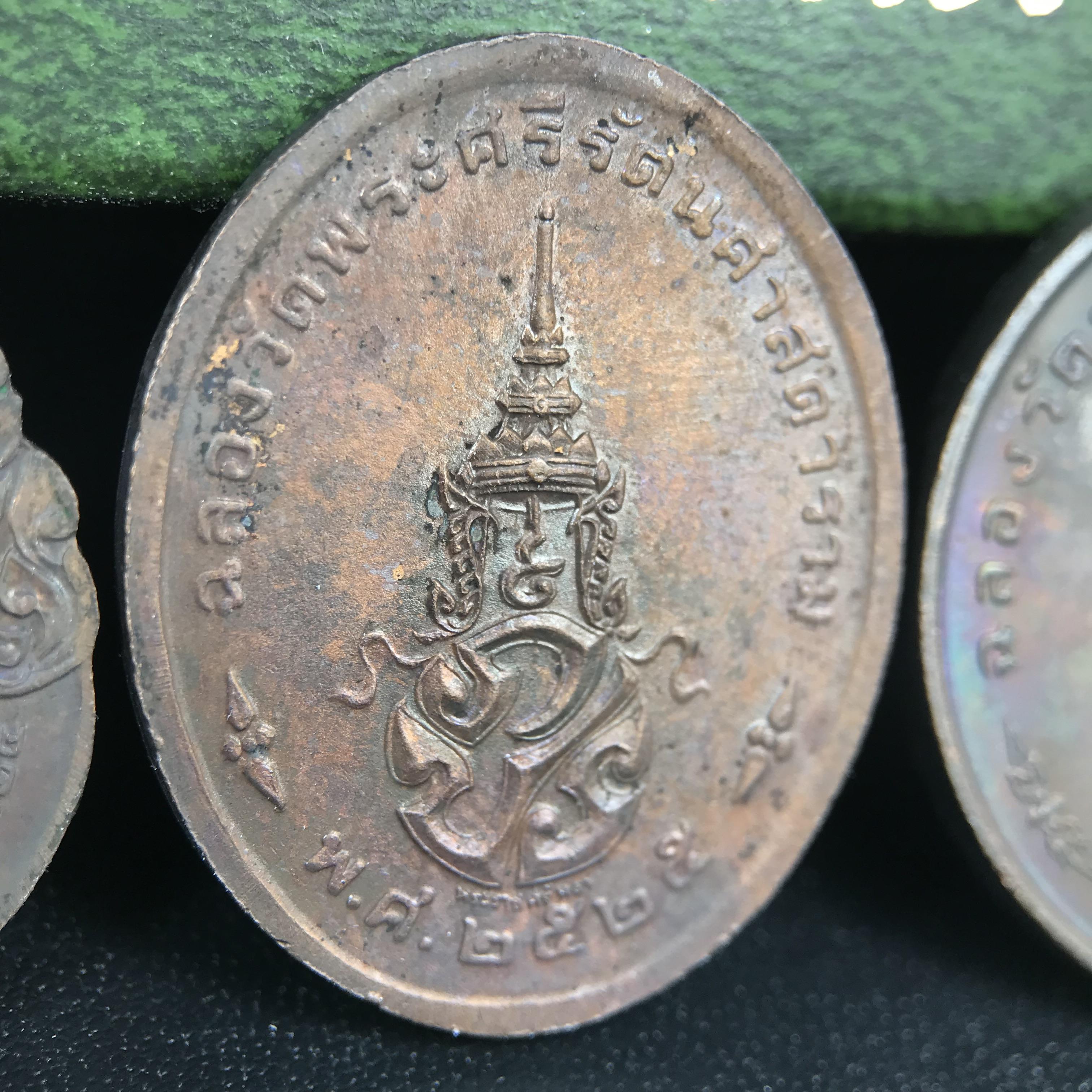 เหรียญพระแก้วมรกตหลัง ภปร. ฉลองกรุงรัตนโกสินทร์ครบ 200 ปี พ.ศ.2525 เนื้อทองแดงกล่องบรรจุเดิมครบ3พิมพ์(บล็อกพระราชศรัธา)(ในหลวงรัชกาลที่9 เสด็จในพิธี)พระคู่บ้านคู่เมือง...พระดี...พิธีใหญ่