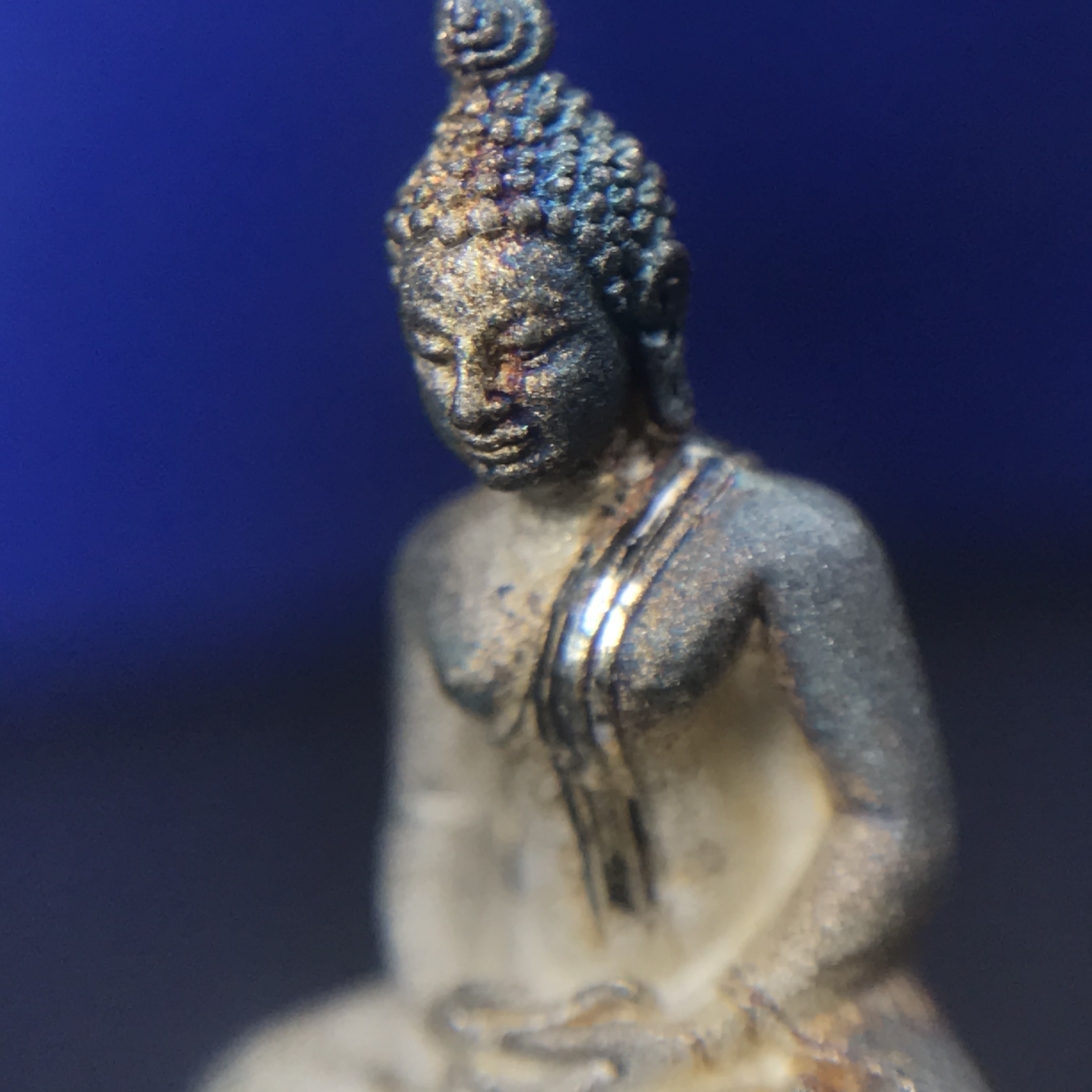 พระชัยวัฒน์พุทธสิหิงค์ ภปร. รุ่นสร้างหอพระธรรมศาสตร์ ปี2542 เนื้อเงิน(ผิวเดิม ขึ้นสีรุ้งธรรมชาติ แบบนิยม) มหาพิธี 3วาระอันยิ่งใหญ่