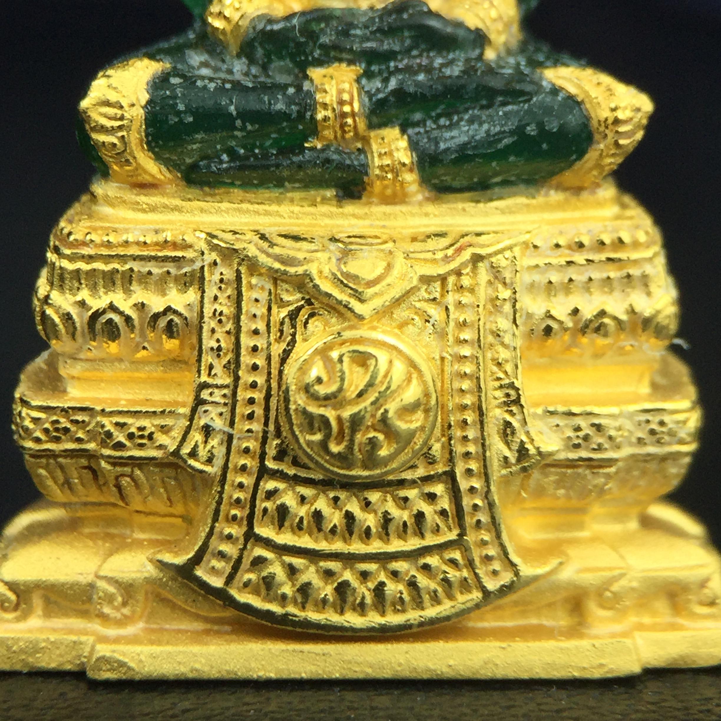 พระแก้วมรกต ภปร. จัดสร้างโดย รพ.ภูมิพลฯ ปี2547 ลอยองค์ขนาดหน้าตัก 1/2 นิ้ว เนื้อเรซิ่นหุ้มทองคำ99.99 งดงามทรงคุณค่าอีกหนึ่งรุ่นยอดนิยม หายาก