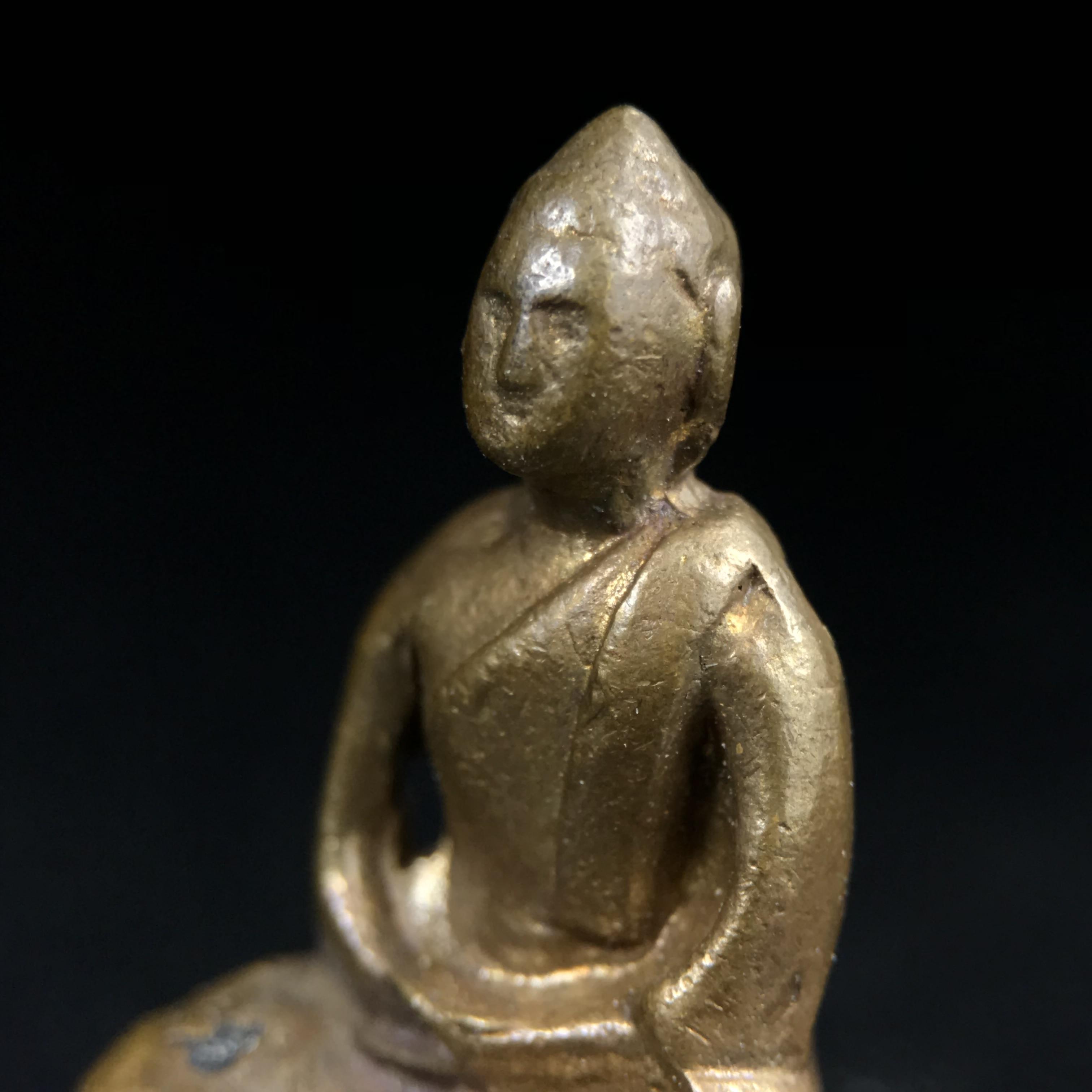 พระกริ่งฝีพระหัตถ์สมเด็จย่า ขนาดห้อยบูชาขนาดเล็ก จัดสร้างขึ้นเนื่องในวาระครบ 6 รอบ เมื่อวันที่21 ตุลาคม พ.ศ.2515(ในหลวงรัชกาลที่ 9 เสด็จพระราชดำเนินทรงเททอง)ปลุกเสกยิ่งใหญ่ เกจิ 108 รูป ร่วมปลุกเสก คัดสภาพสวยแบบนี้พบเจอน้อยมาก หมายเลขต้นๆหลักร้อย หายากมาก