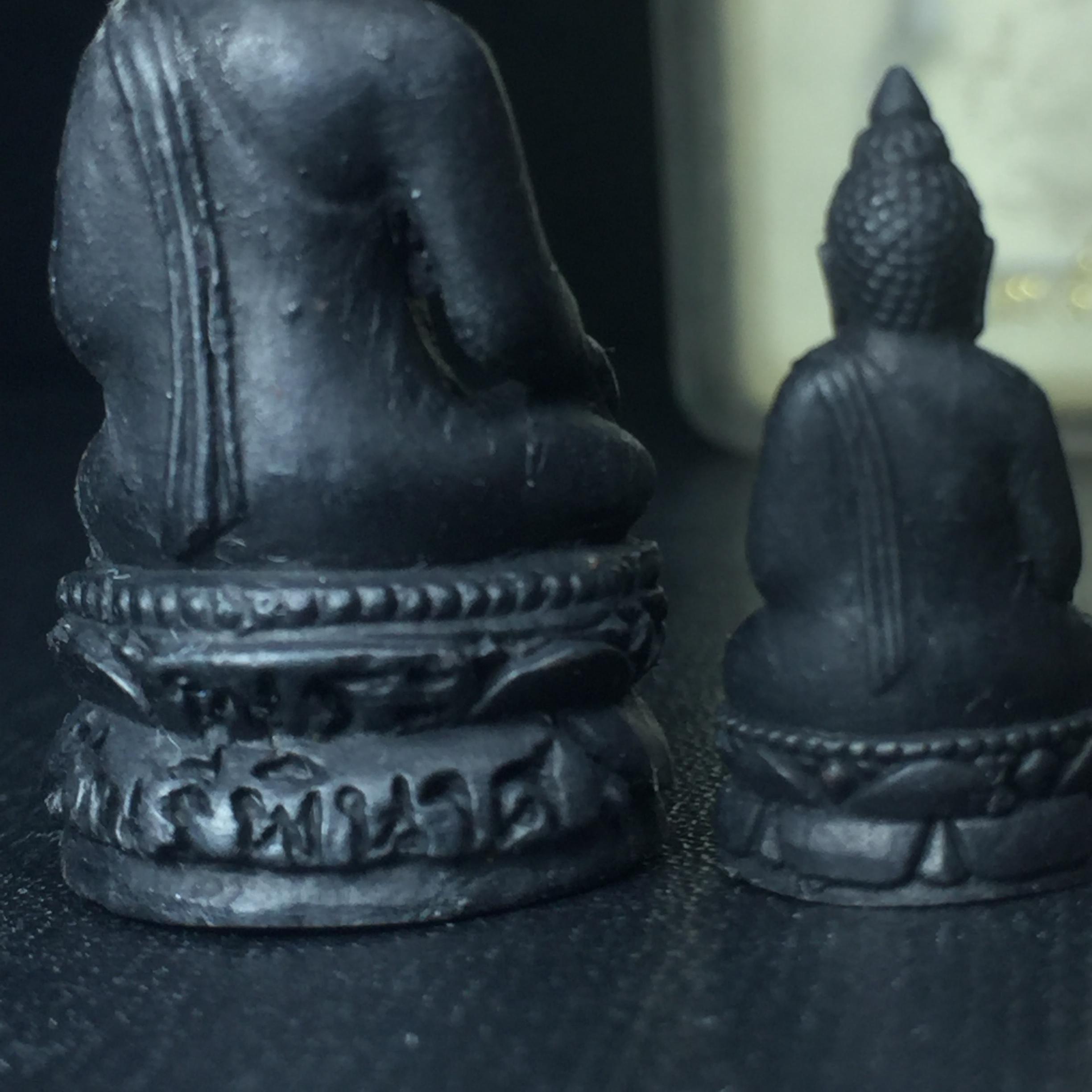 พระไพรีพินาศ วัดบวรนิเวศวิหาร รุ่นชัยชนะศึก ปี2546 พิมพ์บัวแหลม เนื้อเหล็กน้ำพี้(นิยม) (สภาพสวยพร้อมกล่องบรรจุเดิมครบสมบูรณ์)(พระดี พิธีใหญ่ มวลสารเด่น รุ่นนิยม)