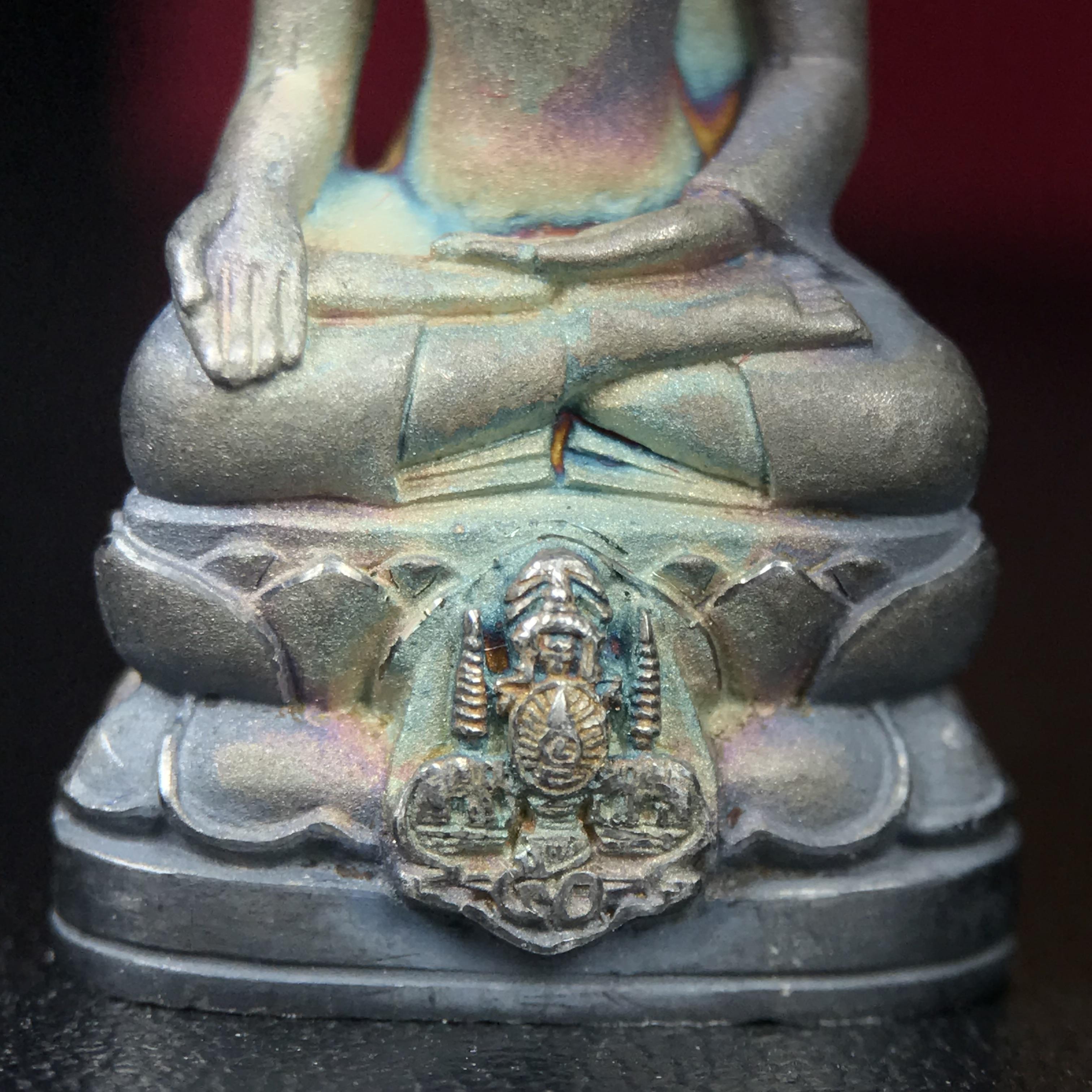 พระกริ่งไพรีพินาศ ตรากาญจนาภิเษก วัดบวรนิเวศวิหาร ที่ระลึกในหลวงรัชกาลที่9 ครองสิริราชสมบัติครบ 50ปี เนื้อเงิน(สภาพผิวเดิมขึ้นสีรุ้งธรรมชาติสวยแบบนิยม)(เสน่ห์พระเนื้อเงินสีสันที่ธรรมชาติสรรค์สร้าง)เข้มขลังทรงอานุภาพยิ่งใหญ่ กำราบศัตรูพ่ายสิ้น พระไพรีพินาศ