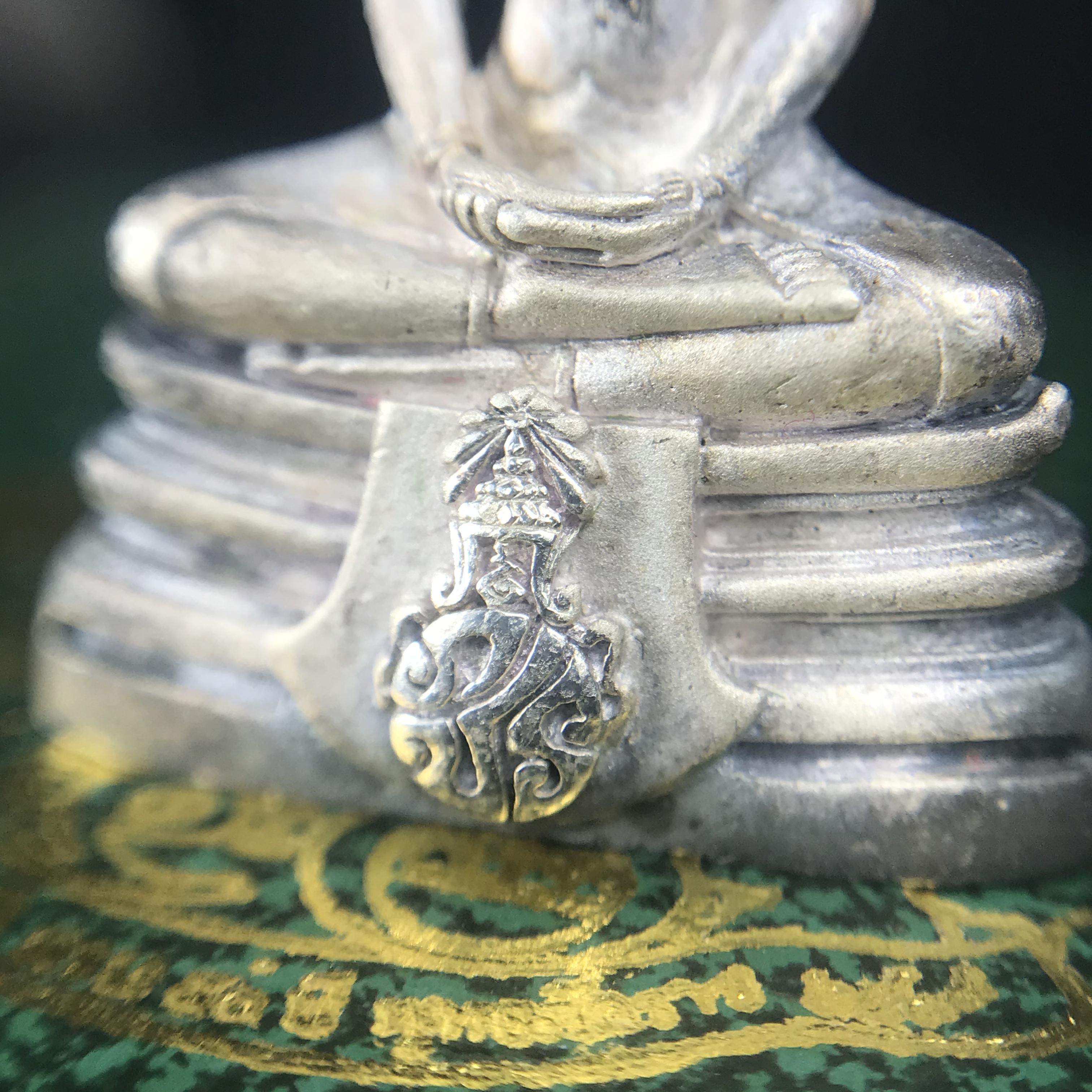 พระพุทธโสธร ภปร. รุ่นย้อนยุค สร้างพระอุโบสถ สมาคมชาวฉะเชิงเทรา จัดสร้าง ปี 2539 วโรกาสครองสิริราชสมบัติครบ 50 ปี เนื้อเงินทรายนวลขัดเงาบางส่วน(ผิวเดิม) พร้อมกล่องบรรจุและใบรับรองเดิม