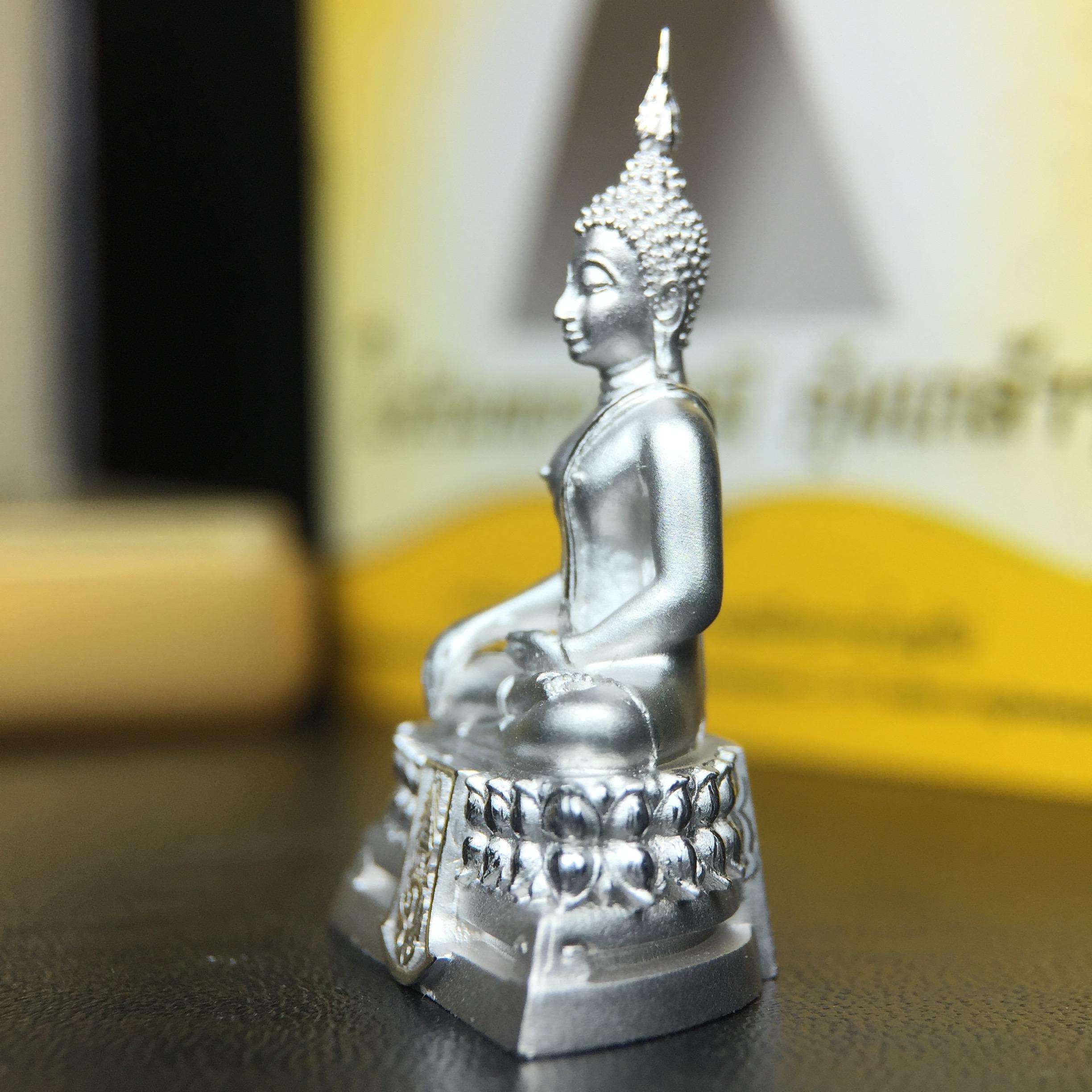 พระพุทธรูปคุ้มเกล้าฯ ภปร.(ใต้ร่มพระบารมี คุ้มเกล้า) 60ปี โรงพยาบาลภูมิพลฯ พ.ศ.2552 เนื้อเงิน ชุบทองคำขาว(พิมพ์ใหญ่ขนาด 35.5*24 มม.)สภาพสวยเดิมพร้อมกล่องบรรจุเดิม ตอกโค๊ดหมายเลขกำกับ หายาก(1ใน5000 องค์)