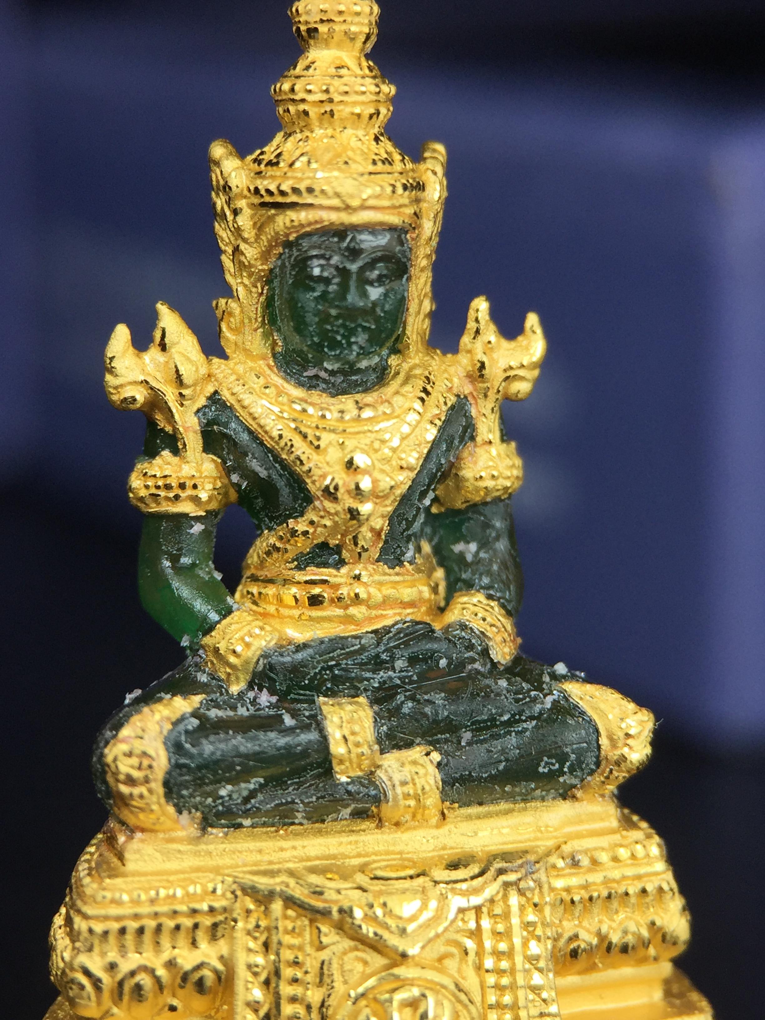 พระแก้วมรกต ภปร. จัดสร้างโดย รพ.ภูมิพลฯ ปี2547 ลอยองค์ขนาดหน้าตัก 1/2 นิ้ว เนื้อเรซิ่นหุ้มทองคำ99.99 งดงามทรงคุณค่าอีกหนึ่งรุ่นยอดนิยม หายาก