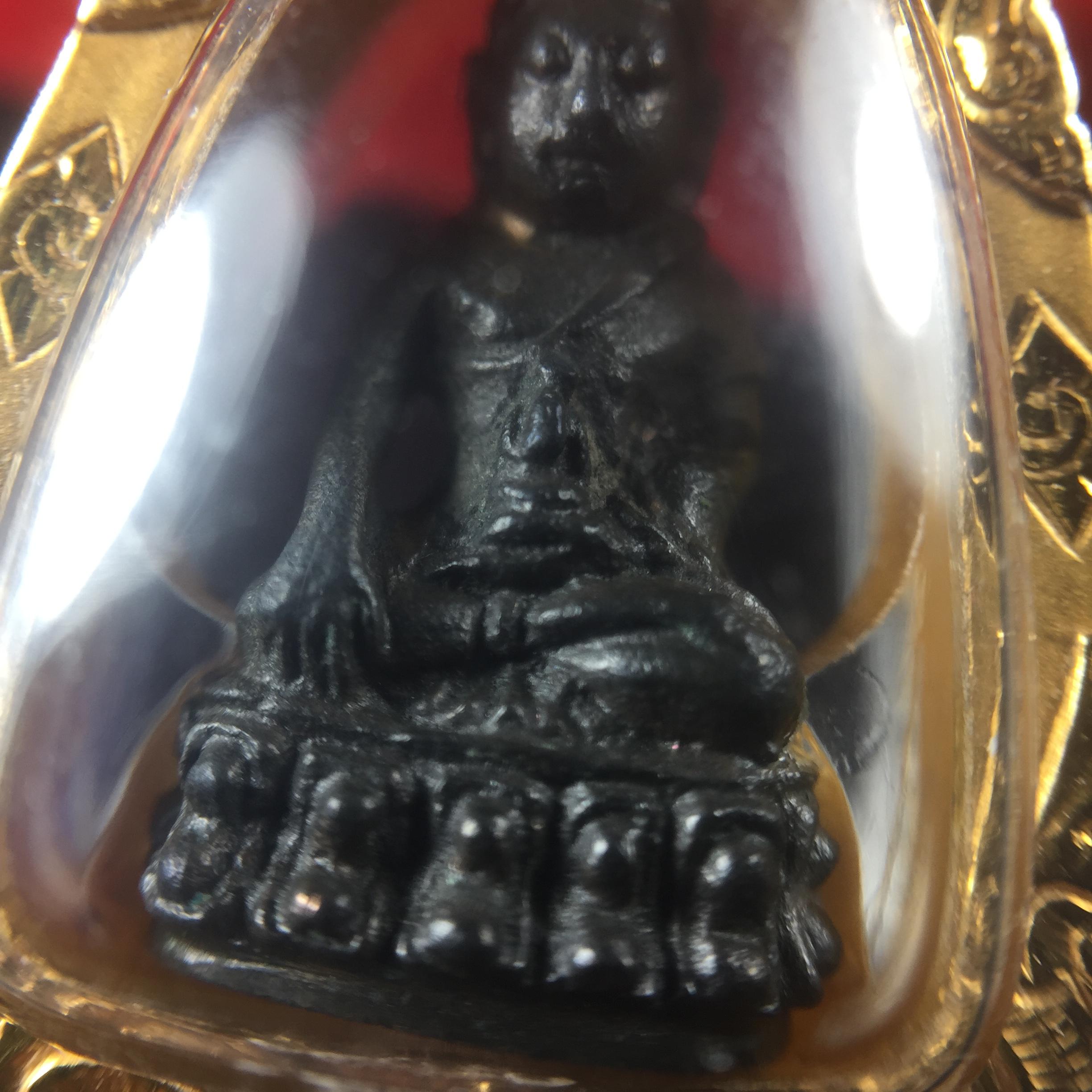 พระกริ่ง-พระชัยวัฒน์ ปวเรศ ปี2530 วัดบวรนิเวศราชวรวิหาร(องค์พระชัยวัฒน์เลี่ยมกรอบทองคำแท้)(ในหลวง ร.9 เสด็จเททอง)(บรรจุเส้นเกศาในหลวงรัชกาลที่9)พร้อมสูจิบัตรเดิมตอนจัดสร้าง(สภาพสวยครบสมบูรณ์) (องค์หน้าใหญ่)(องค์ทองทบ)แบบพิมพ์นิยมหายาก