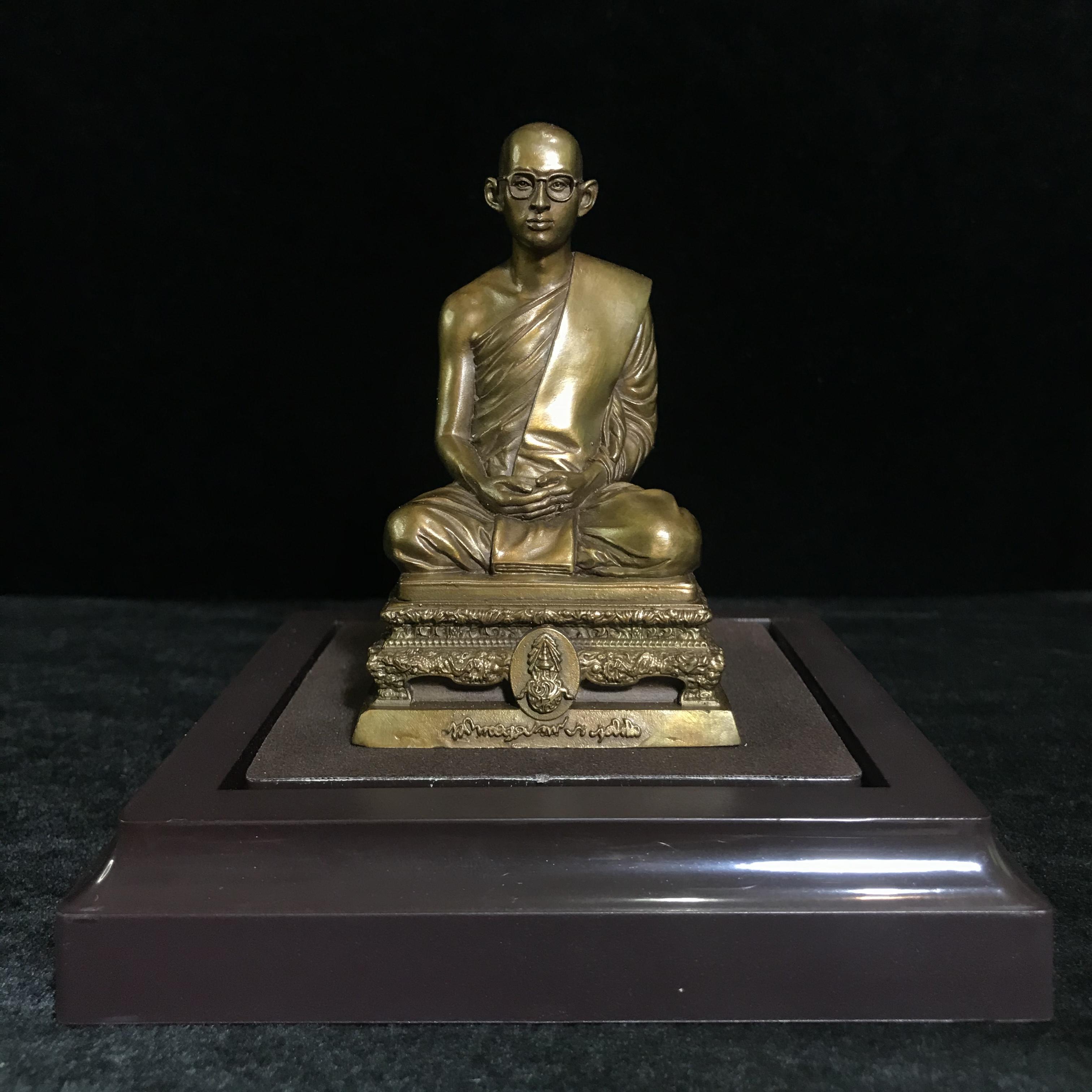 พระบรมรูปพระบาทสมเด็จพระเจ้าอยู่หัวรัชกาลที่9 ทรงผนวช(หน้าตัก2นิ้ว) เนื่องในโอกาสมหามงคลเฉลิมพระชนมพรรษา 7 รอบ 84 พรรษา 5 ธันวาคม 2554 (ใต้ฐานบรรจุผงจิตรลดามหามงคล และเส้นพระเจ้า ร.9)(คัดสภาพสวย แบบนิยม พร้อมครอบเดิม)(หายาก)