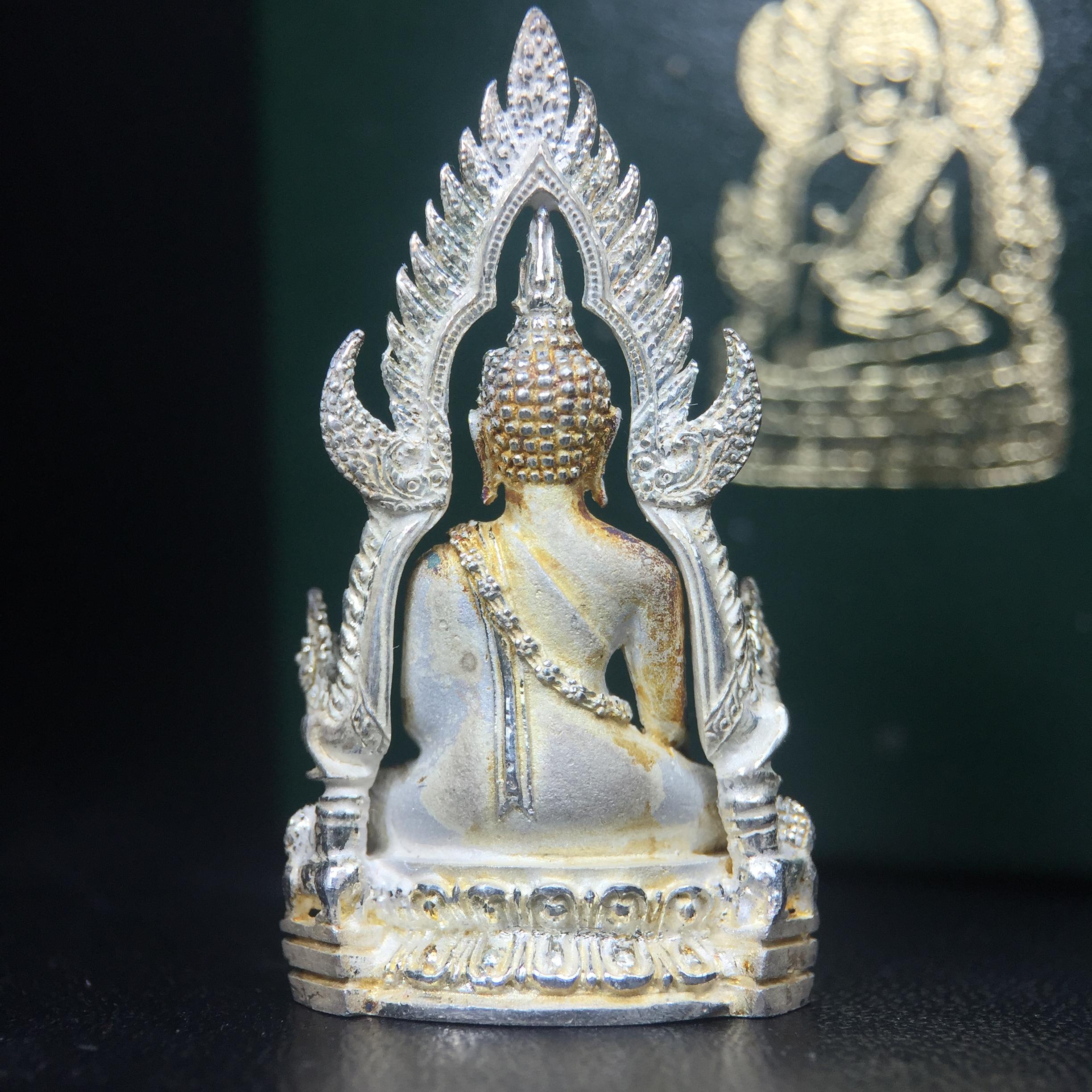 พระพุทธชินราช รุ่นมหาลาภ พิธีพุทธาภิเษกวัดพระศรีรัตนมหาธาตุวรมหาวิหาร จ.พิษณุโลก ปี 2540 เนื้อเงินบริสุทธิ์ 99.9% (นวลเงา)(สภาพผิวเดิมขึ้นสีรุ้ง สวยมากๆเสน่ห์พระเนื้อเงิน สีสันที่ธรรมชาติสรรค์สร้าง) พร้อมกล่องบรรจุเดิม (องค์หมายเลข 6339)