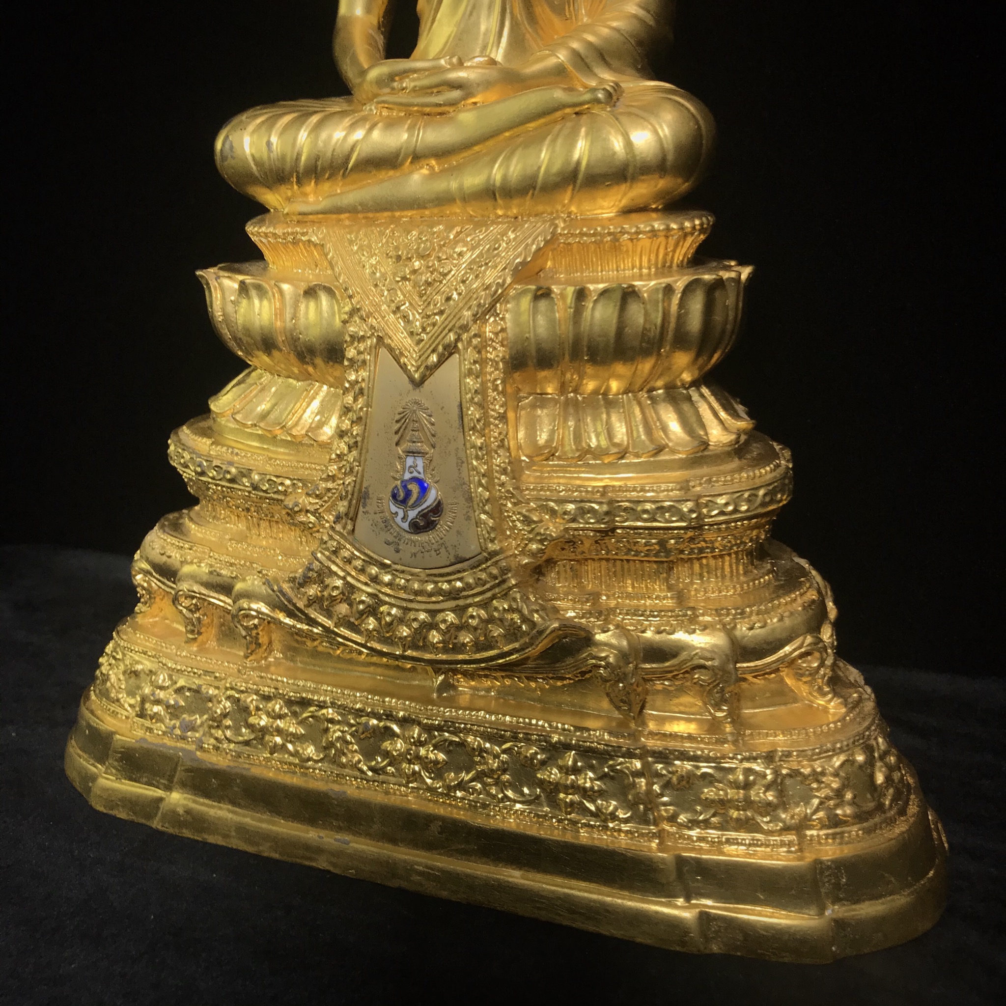 พระพุทธนวมมหาราชายุจฉับปริวัตนมงคล ภปร. พระบาทสมเด็จพระเจ้าอยู่ห้วรัชกาลที่9 เนื่องในวโรกาสเฉลิมพระชนมพรรษา 6 รอบ ( 72 พรรษา )ปี 2542 โดยสำนักนายกรัฐมนตรี หน้าตัก 5นิ้ว(พิธีใหญ่ พุทธศิลป์สวย งดงาม)