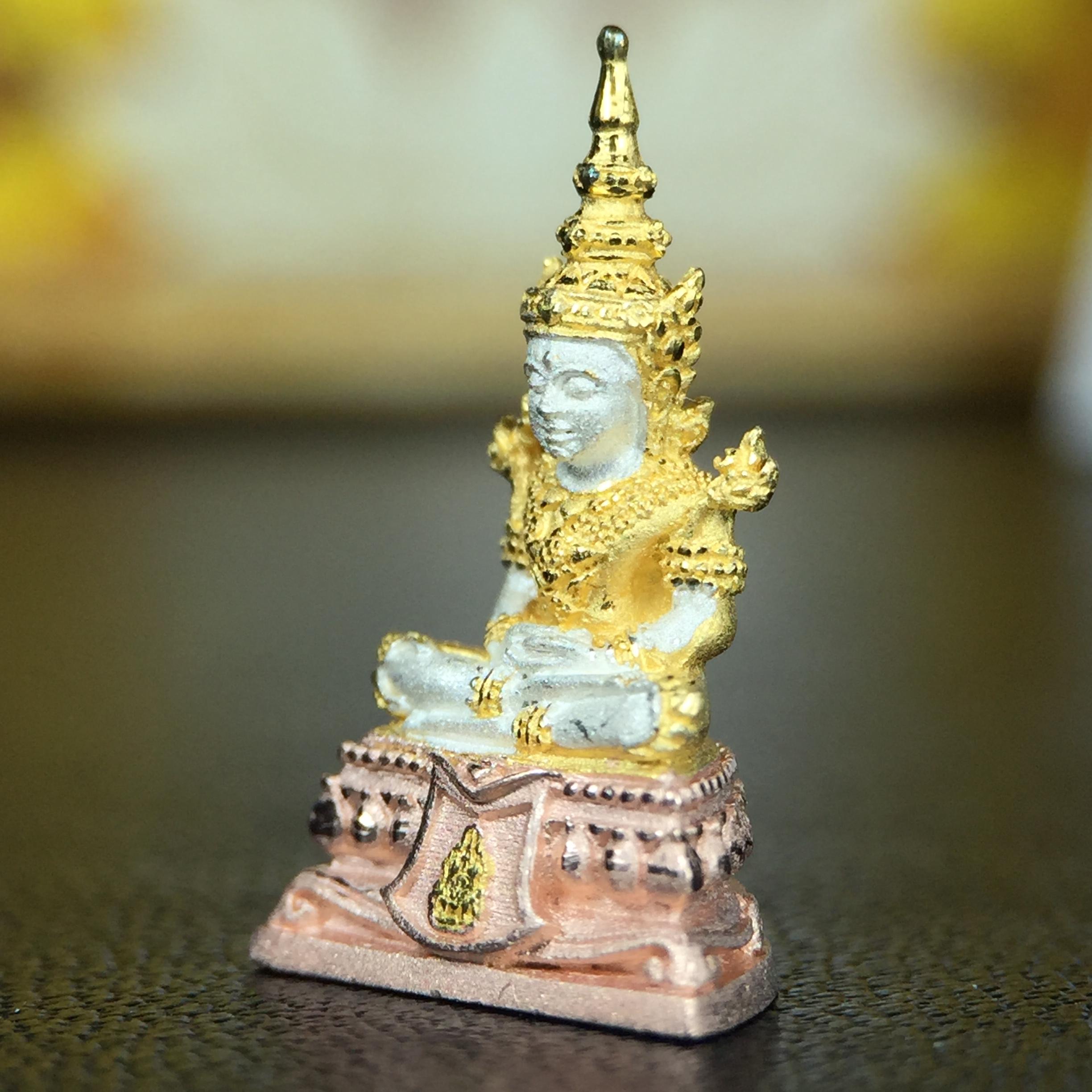 พระแก้วมรกต(จำลอง)ลอยองค์ ขนาดหน้าตัก 1/4 นิ้ว ทรงเครื่องฤดูร้อน เนื้อเงินสามกษัตริย์ ตราสัญลักษณ์ฉลองสิริราชสมบัติครบ 60 ปี พ.ศ.2549(สภาพสวย ครบ สมบูรณ์)