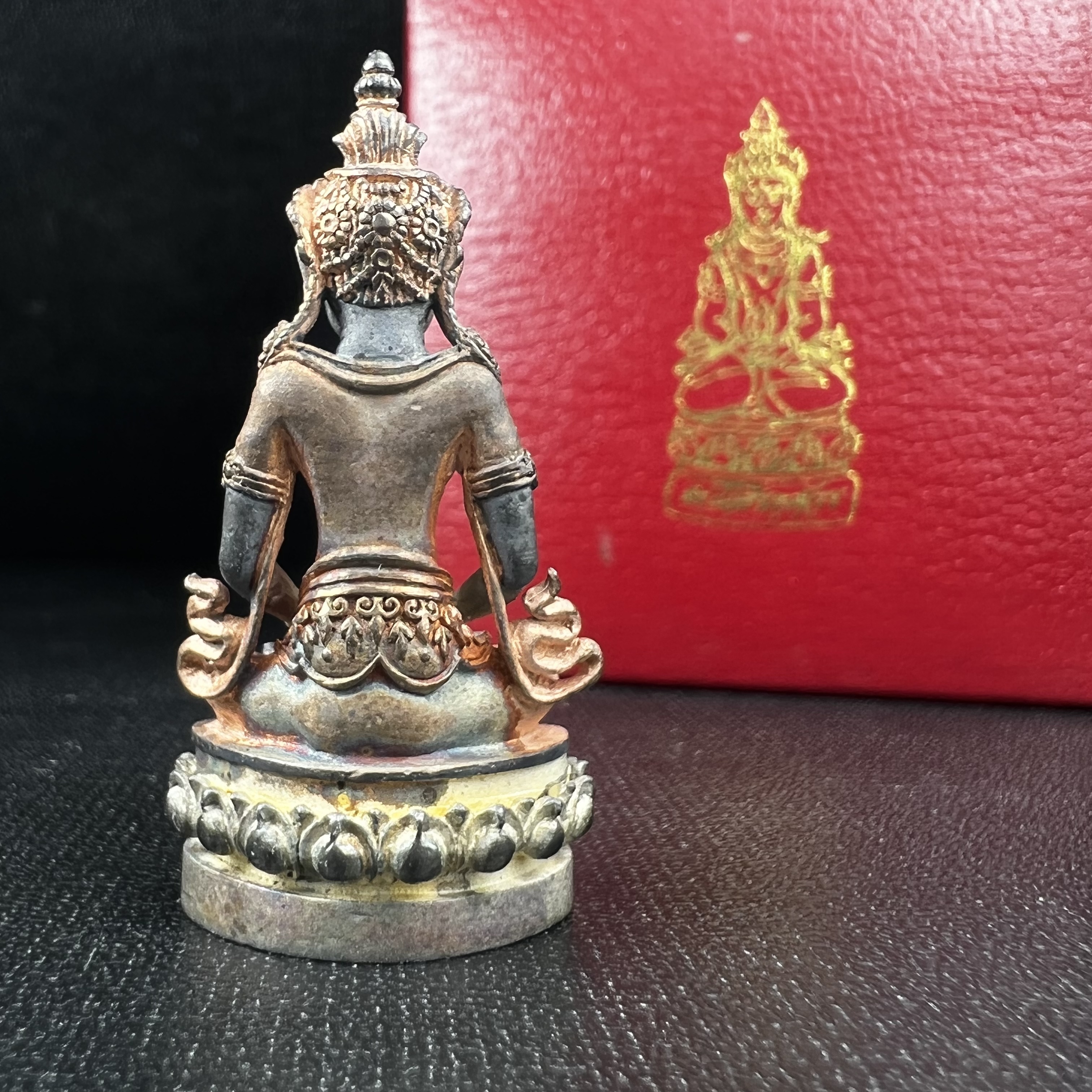 พระกริ่งอวโลกิเตศวร ( เจ้าแม่กวนอิม ) วัดโพธิ์แมนคุณาราม เนื้อเงิน 3 กษัตริย์ พ่นทราย(ผิวเดิม ขึ้นสีรุ้งธรรมชาติ แบบนิยม เสน่ห์ของพระเนื้อเงิน) รุ่นอุดมโภคทรัพย์ พ.ศ.2539(อีกหนึ่งรุ่นยอดนิยม พุทธศิลป์สวยงดงาม)