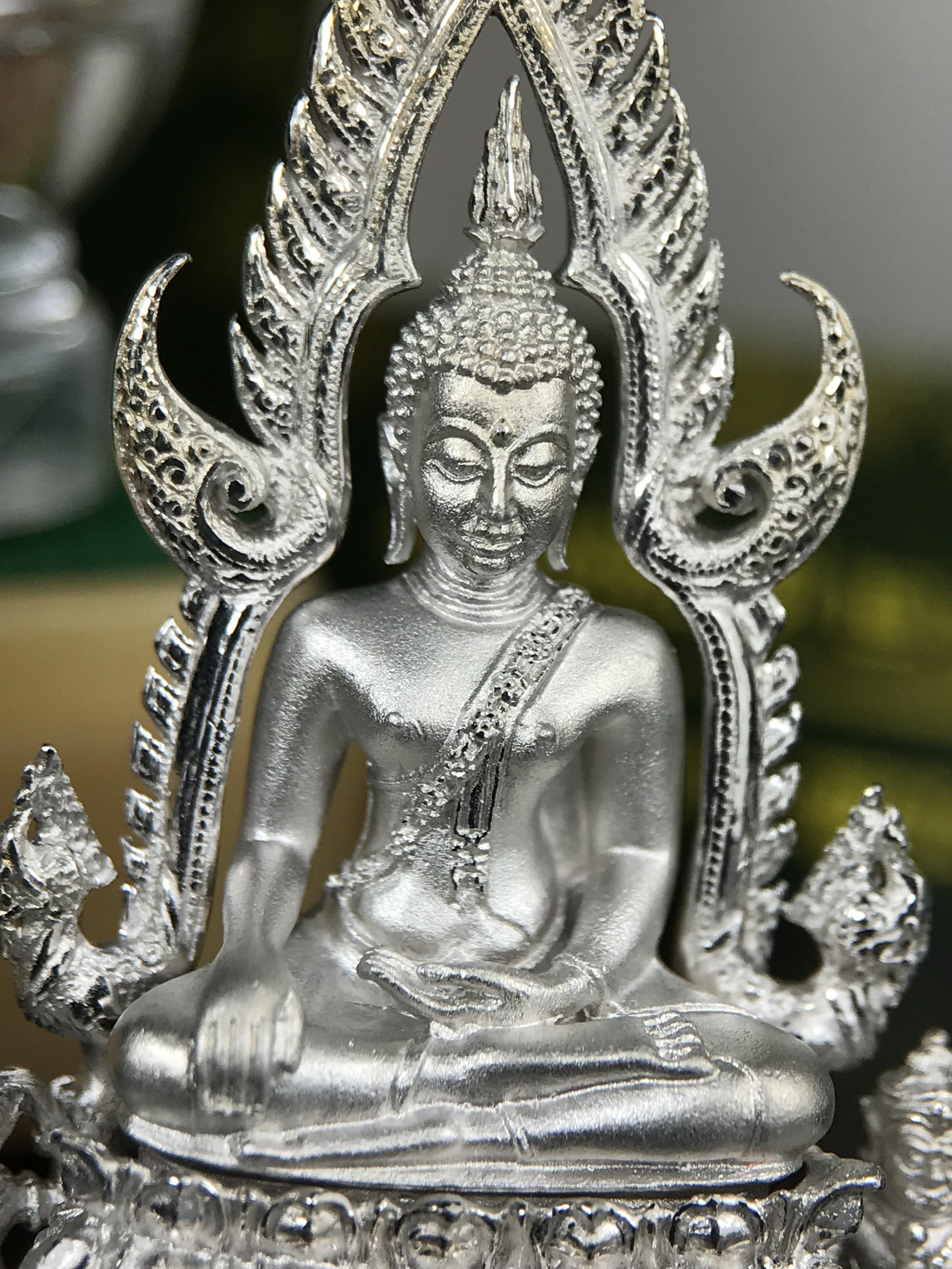 พระพุทธชินราช ภปร. 84 พรรษาในหลวงรัชกาลที่ 9 ปี 2554 พิมพ์กลางขนาดหน้าตัก 1/2 นิ้ว(สูง 3.8 ซม.) เนื้อเงินชุบทองคำขาว(สภาพผิวเดิมสวย) (พระราชทานมวลสาร จิตรลดาและเส้นพระเจ้า(เส้นผม)รัชกาลที่9)พุทธศิลป์ทรงคุณค่าอีกหนึ่งรุ่นยอดนิยม(องค์หมายเลข ๒๔๐๐)